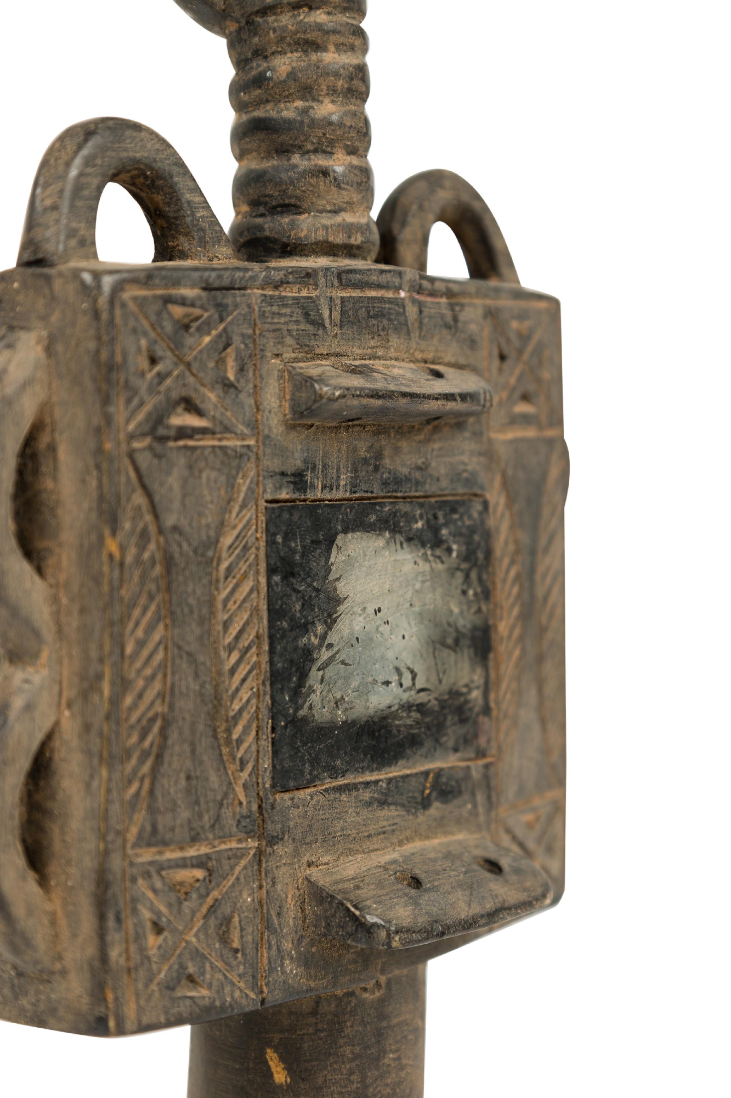 Afrikanische Ghana 20. Jahrhundert Hand geschnitzt Holz und gespiegelt Ashanti Fruchtbarkeit Puppe im Angebot 4