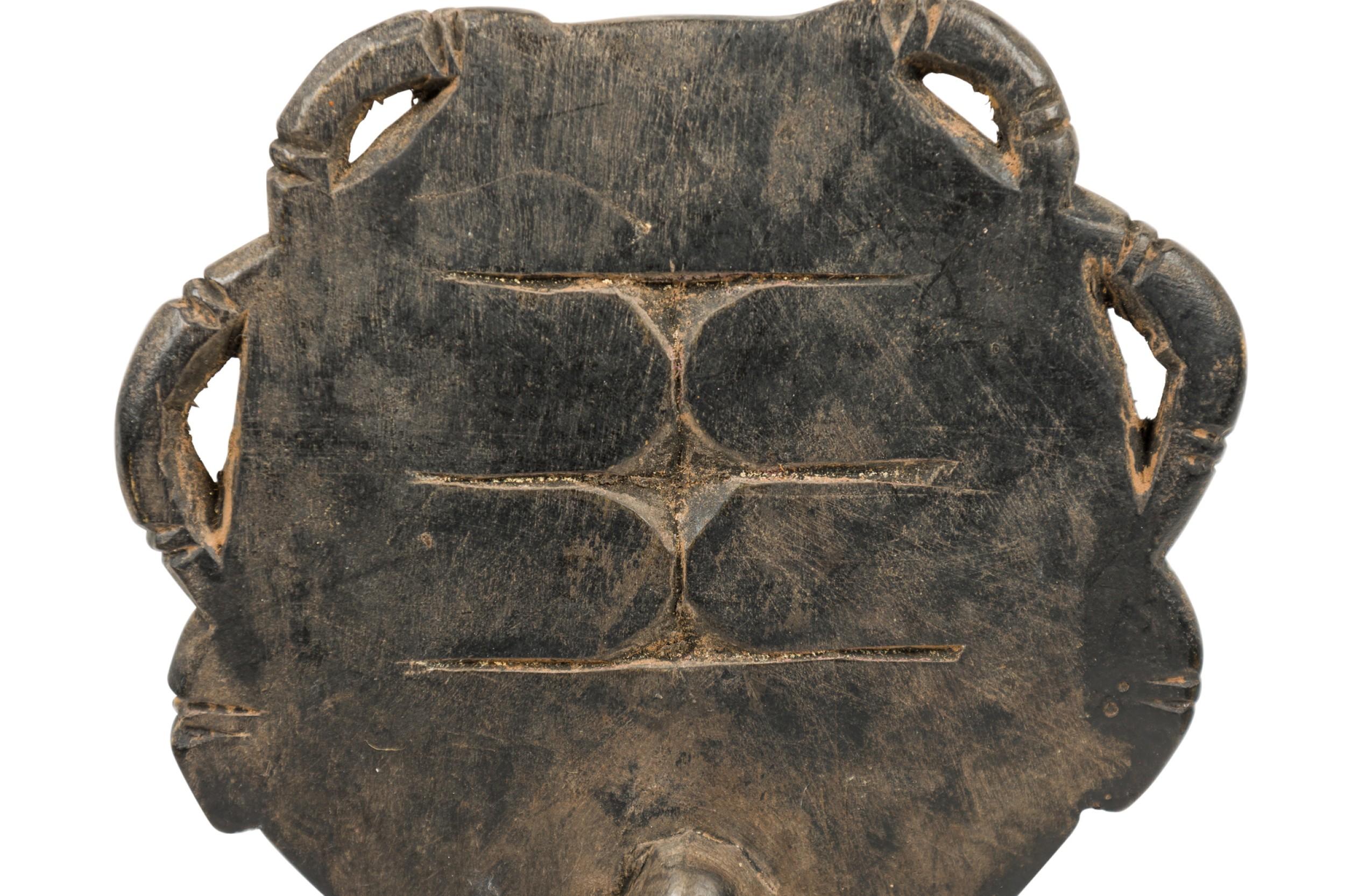 Afrikanische Ghana 20. Jahrhundert Hand geschnitzt Holz und gespiegelt Ashanti Fruchtbarkeit Puppe im Angebot 4