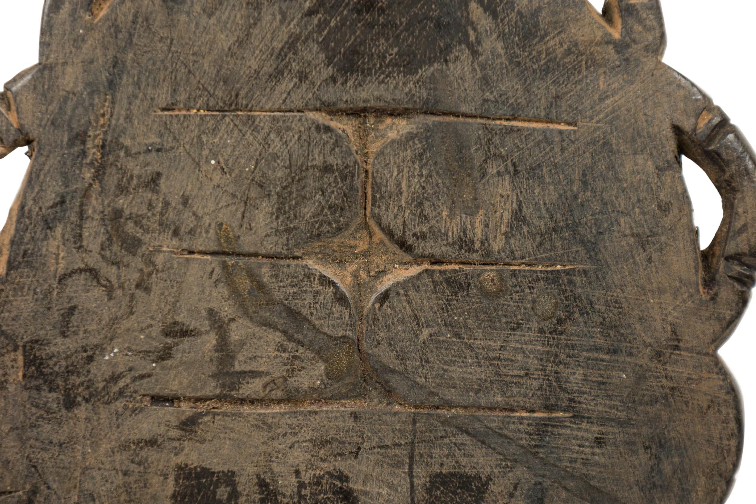 Afrikanische Ghana 20. Jahrhundert Hand geschnitzt Holz und gespiegelt Ashanti Fruchtbarkeit Puppe im Angebot 5