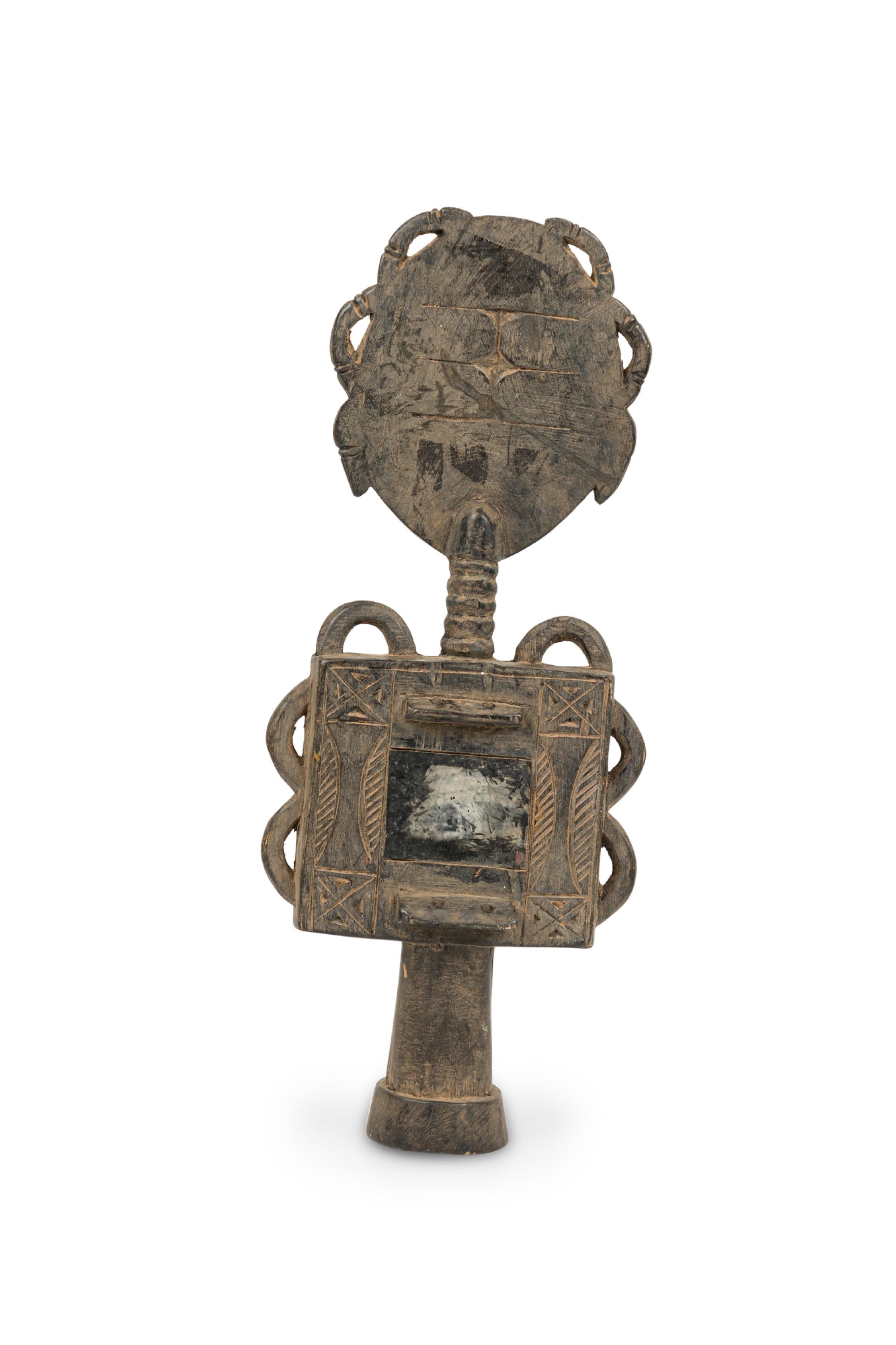 Afrikanische Ghana 20. Jahrhundert Hand geschnitzt Holz und gespiegelt Ashanti Fruchtbarkeit Puppe (Geschnitzt) im Angebot