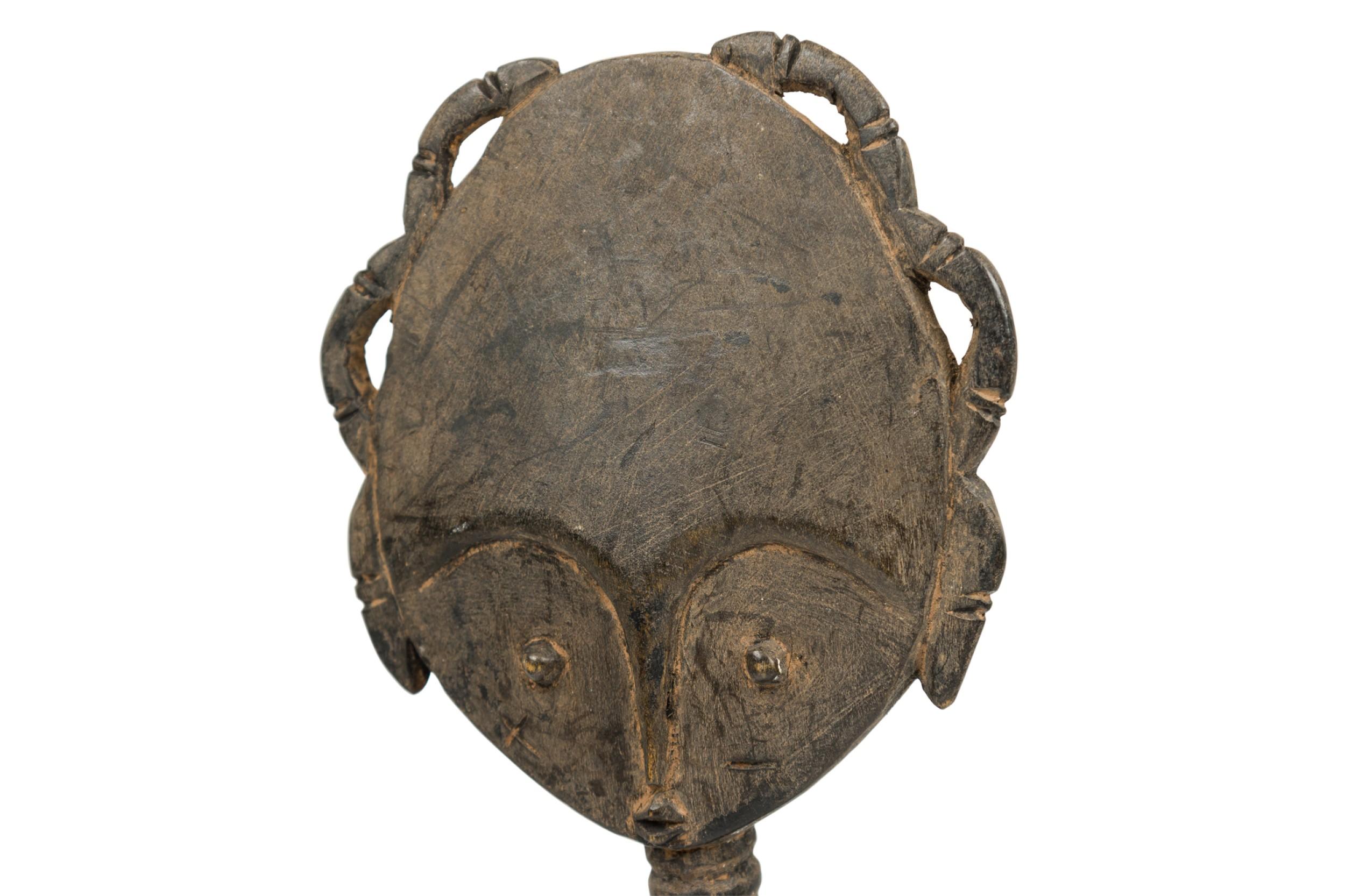 Afrikanische Ghana 20. Jahrhundert Hand geschnitzt Holz und gespiegelt Ashanti Fruchtbarkeit Puppe (Asche) im Angebot