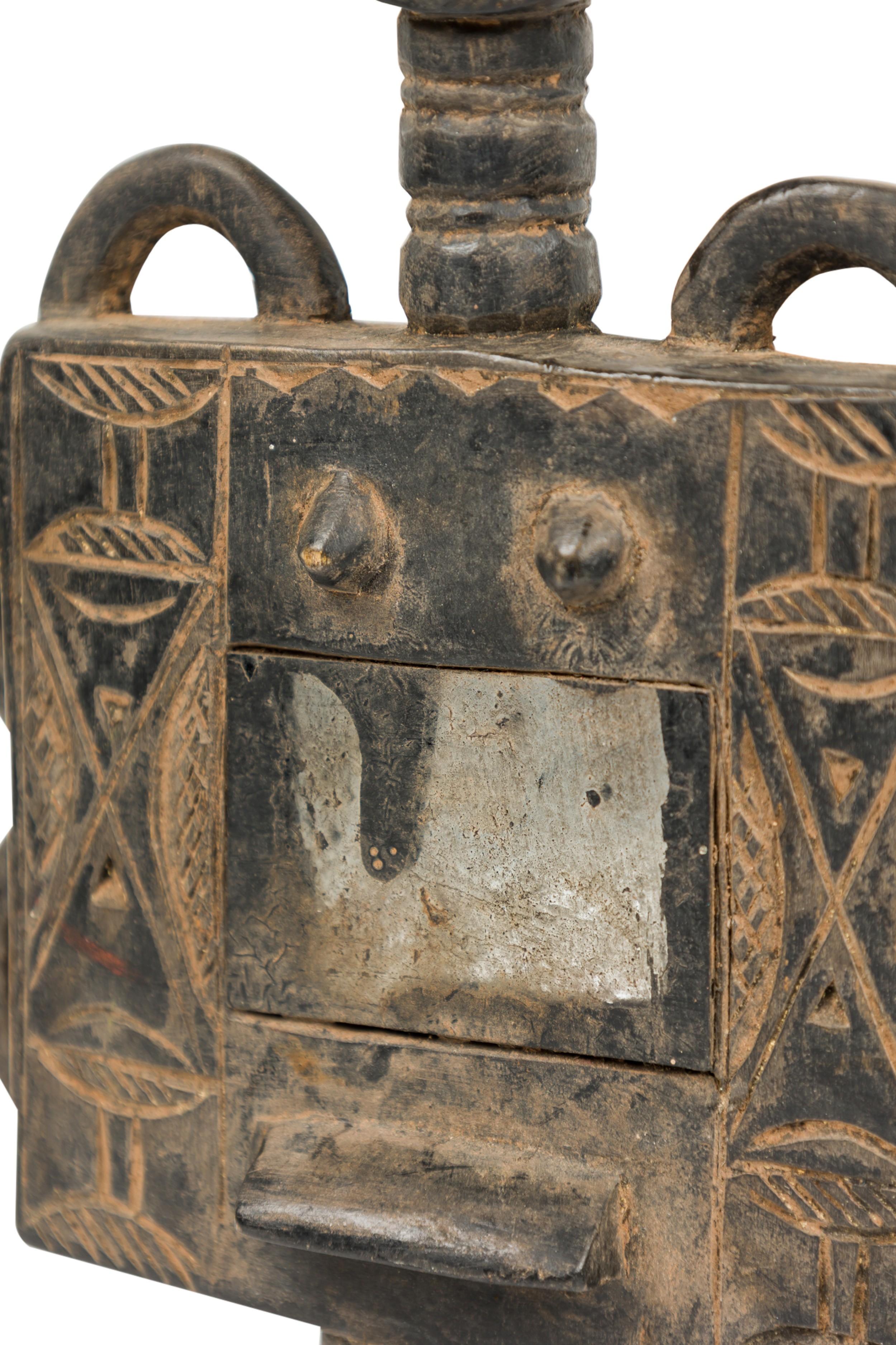 Afrikanische Ghana 20. Jahrhundert Hand geschnitzt Holz und gespiegelt Ashanti Fruchtbarkeit Puppe (Asche) im Angebot