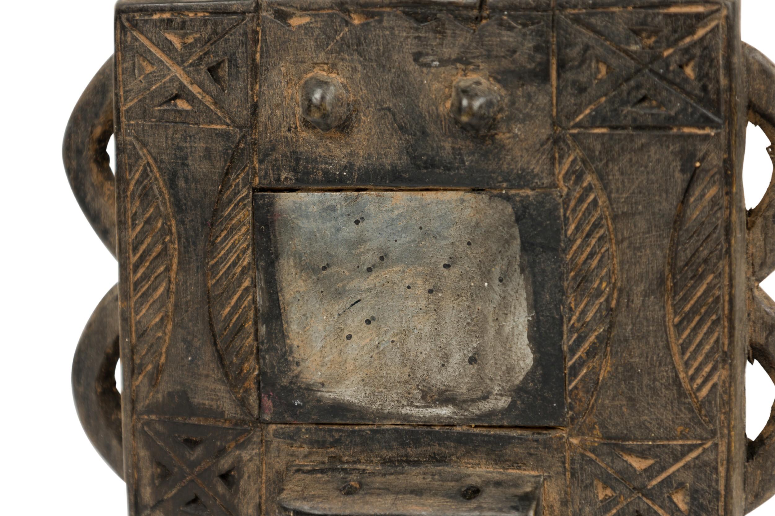 Afrikanische Ghana 20. Jahrhundert Hand geschnitzt Holz und gespiegelt Ashanti Fruchtbarkeit Puppe im Angebot 1