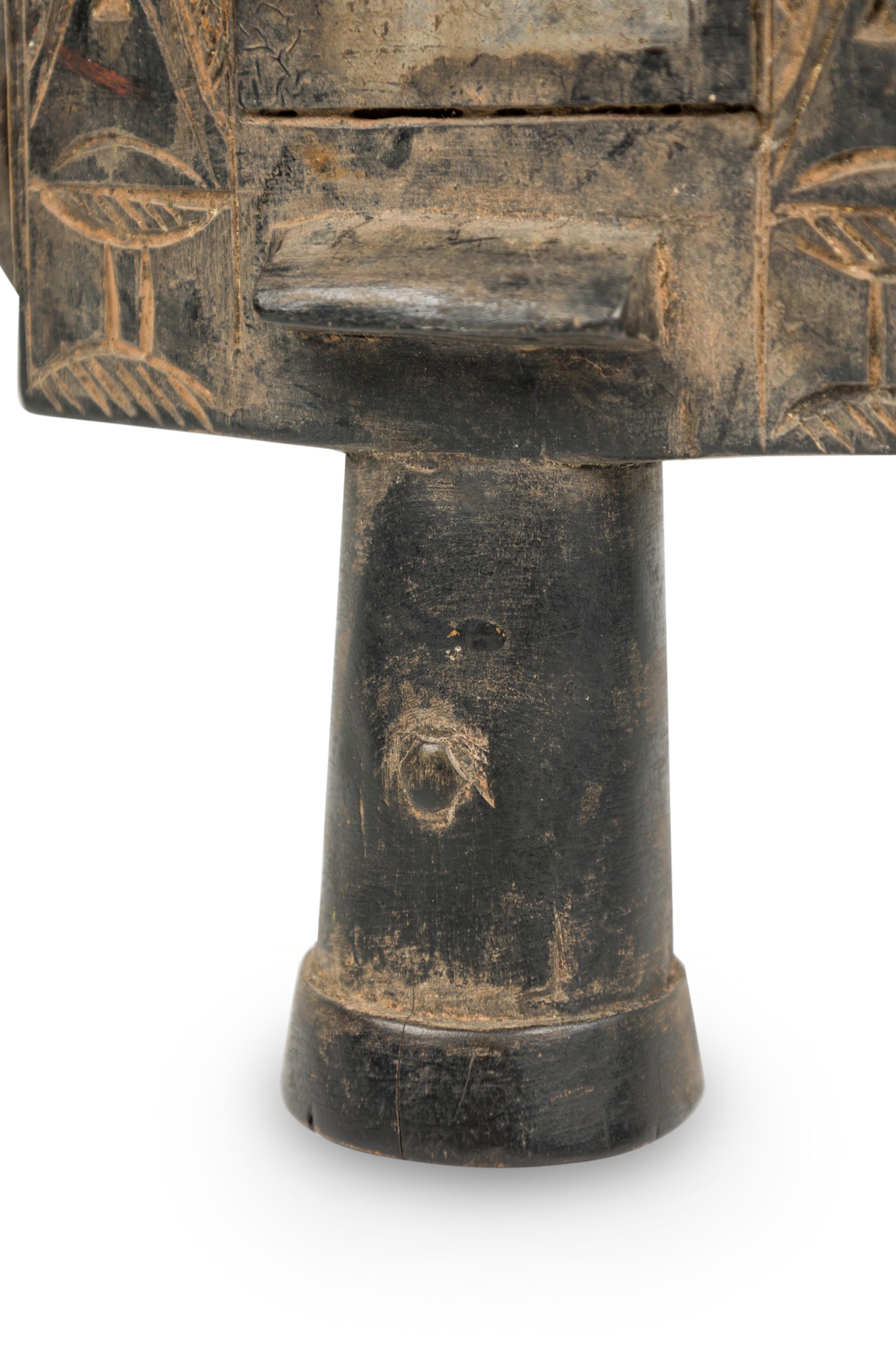 Afrikanische Ghana 20. Jahrhundert Hand geschnitzt Holz und gespiegelt Ashanti Fruchtbarkeit Puppe im Angebot 1