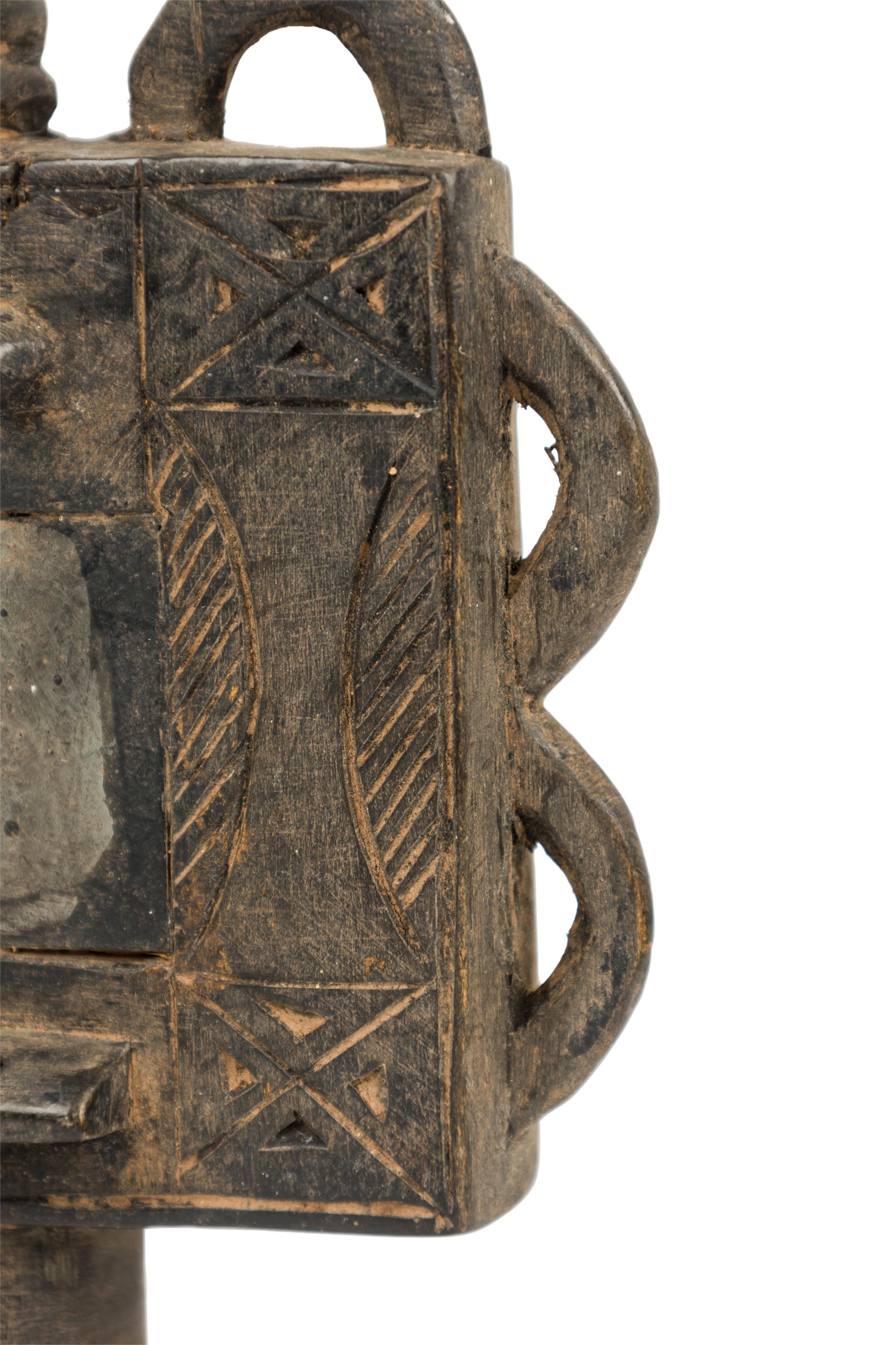 Afrikanische Ghana 20. Jahrhundert Hand geschnitzt Holz und gespiegelt Ashanti Fruchtbarkeit Puppe im Angebot 2