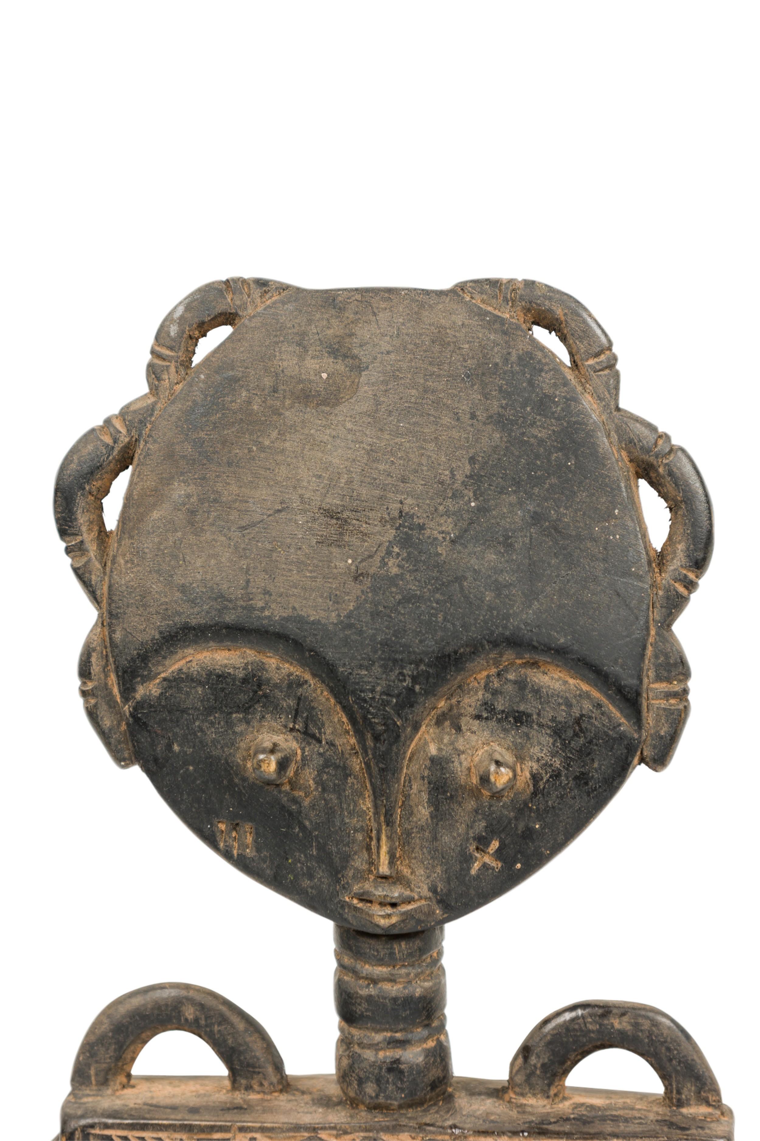 Afrikanische Ghana 20. Jahrhundert Hand geschnitzt Holz und gespiegelt Ashanti Fruchtbarkeit Puppe im Angebot 2