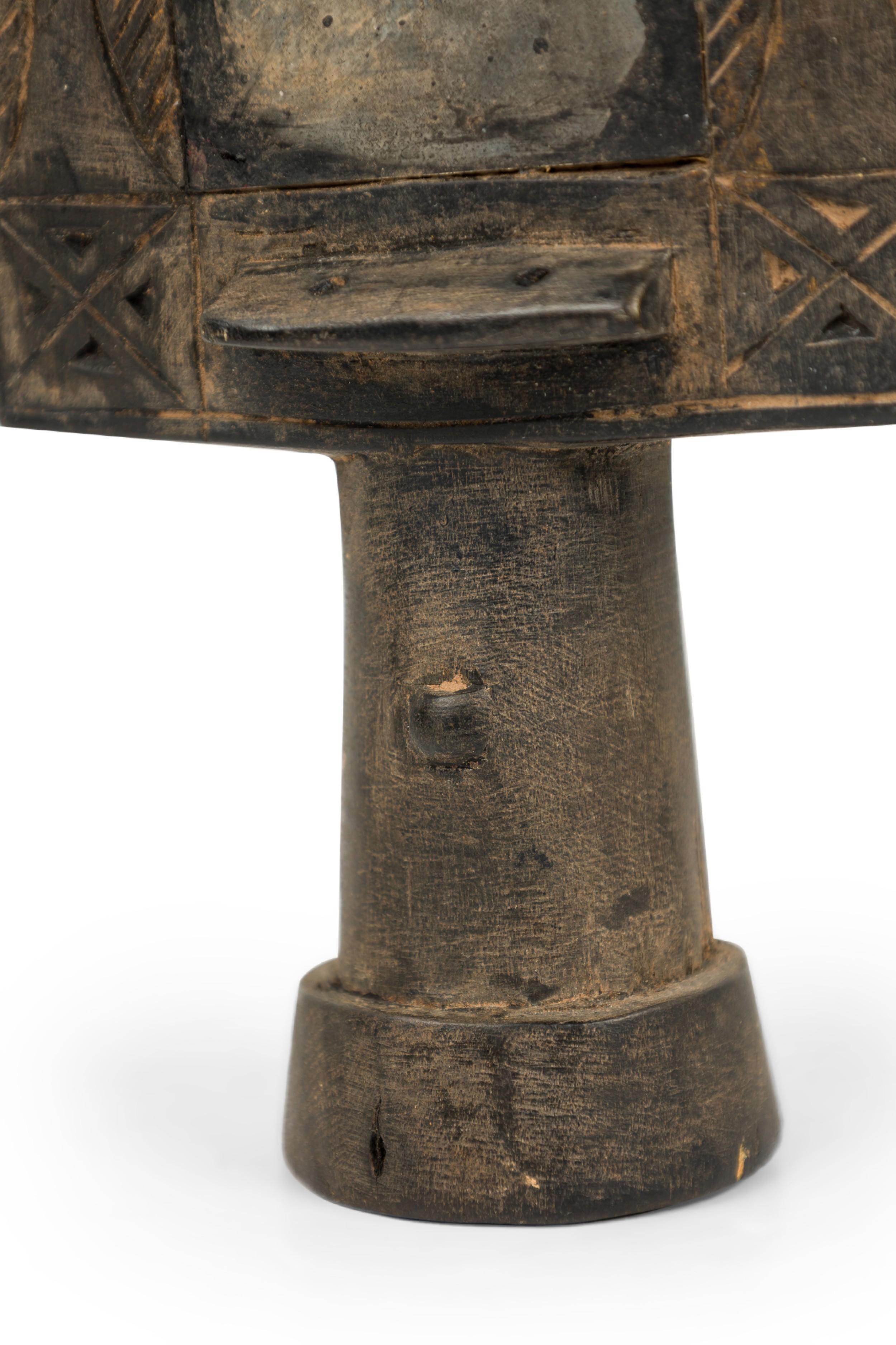 Afrikanische Ghana 20. Jahrhundert Hand geschnitzt Holz und gespiegelt Ashanti Fruchtbarkeit Puppe im Angebot 3