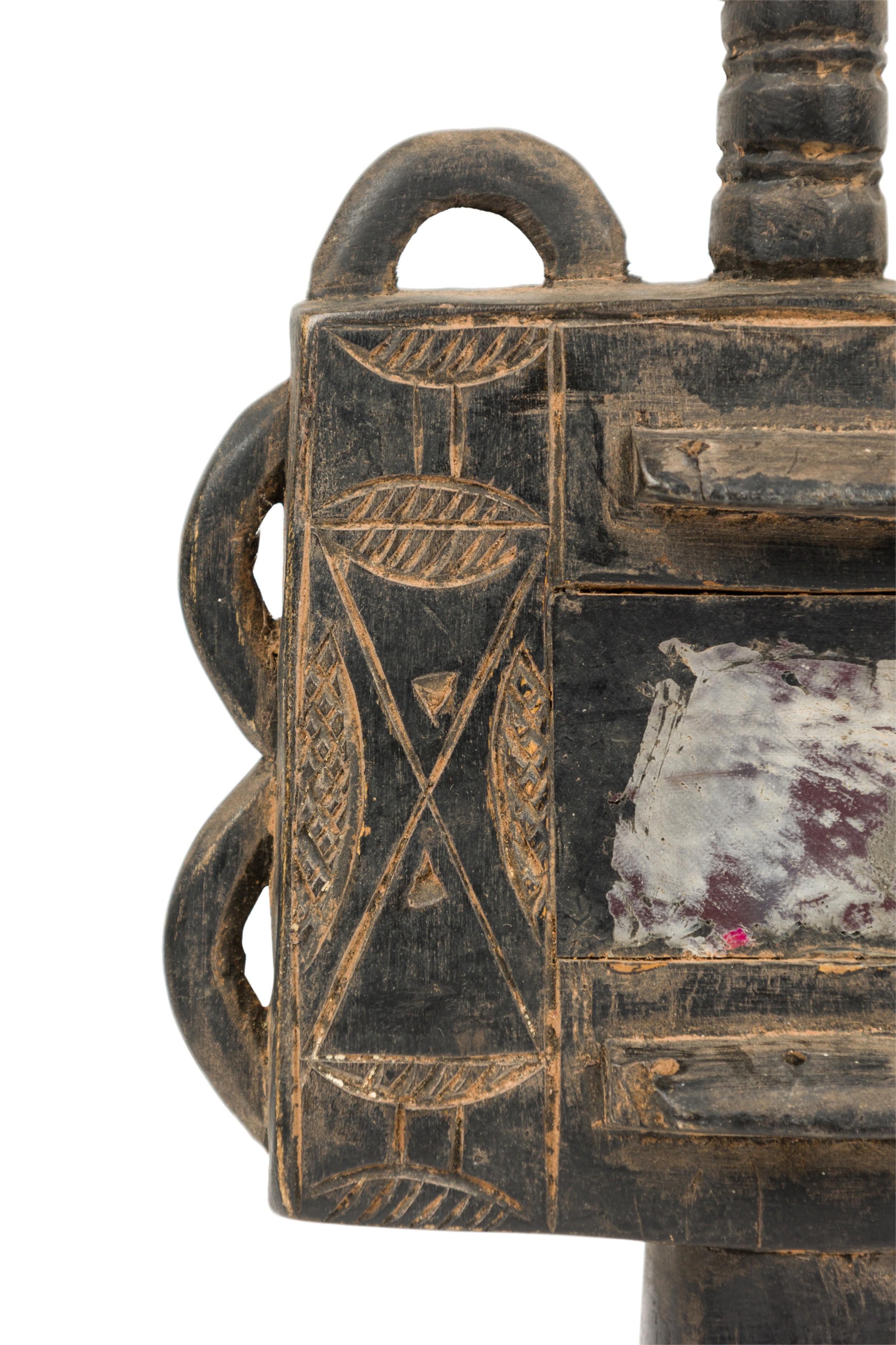 Afrikanische Ghana 20. Jahrhundert Hand geschnitzt Holz und gespiegelt Ashanti Fruchtbarkeit Puppe im Angebot 3