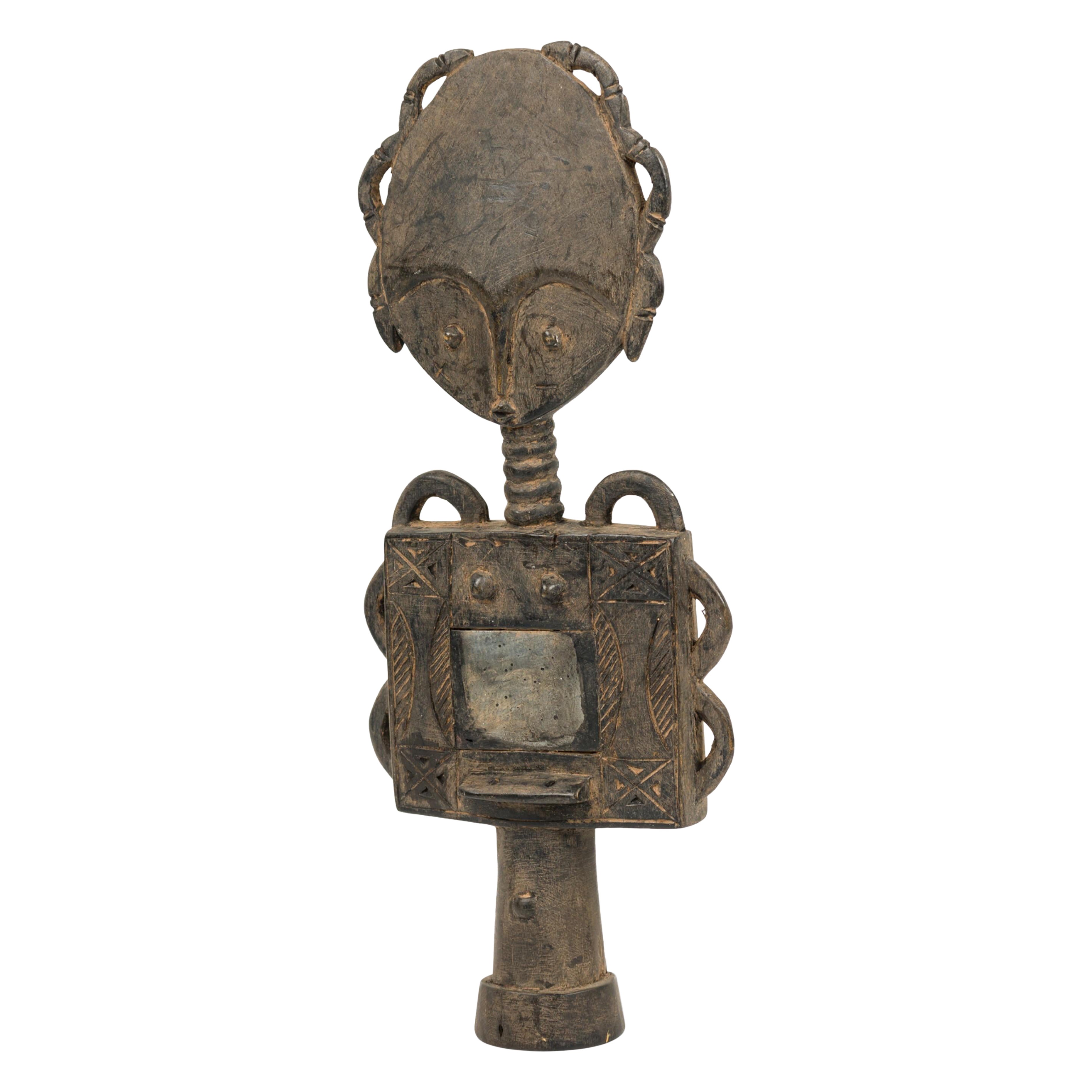 Afrikanische Ghana 20. Jahrhundert Hand geschnitzt Holz und gespiegelt Ashanti Fruchtbarkeit Puppe