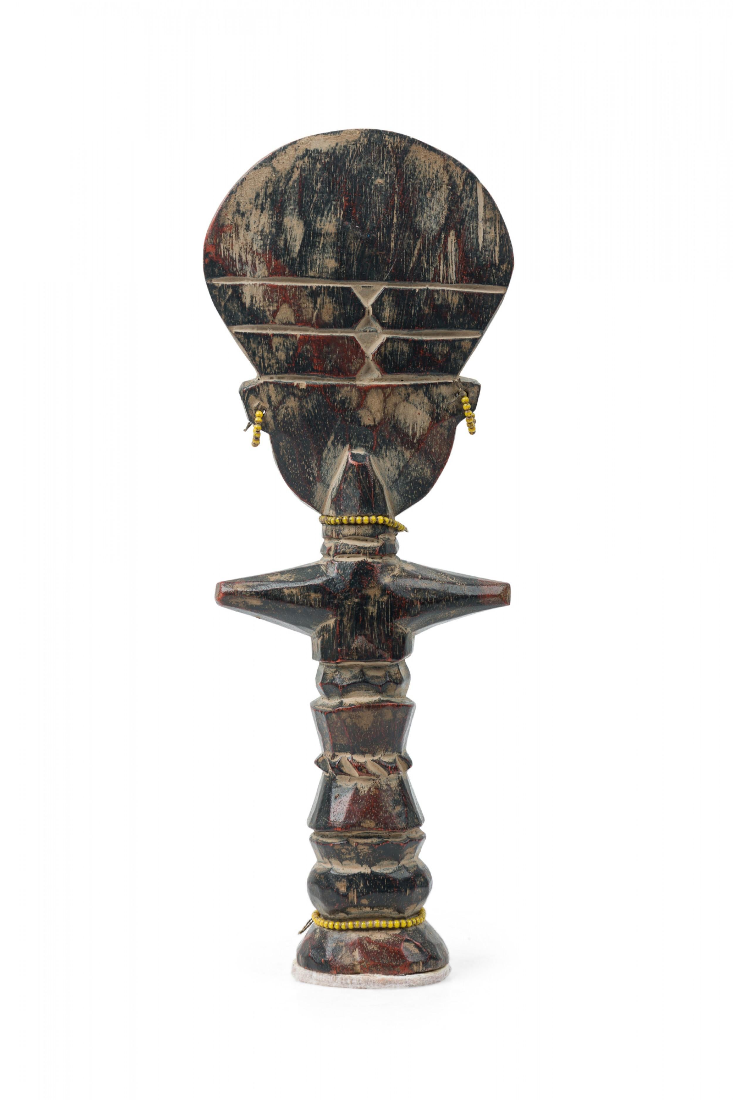 Afrikanische Ghana Zeitgenössische geschnitzte Holz Ashanti Fruchtbarkeit Puppe (Perlenbesetzt) im Angebot