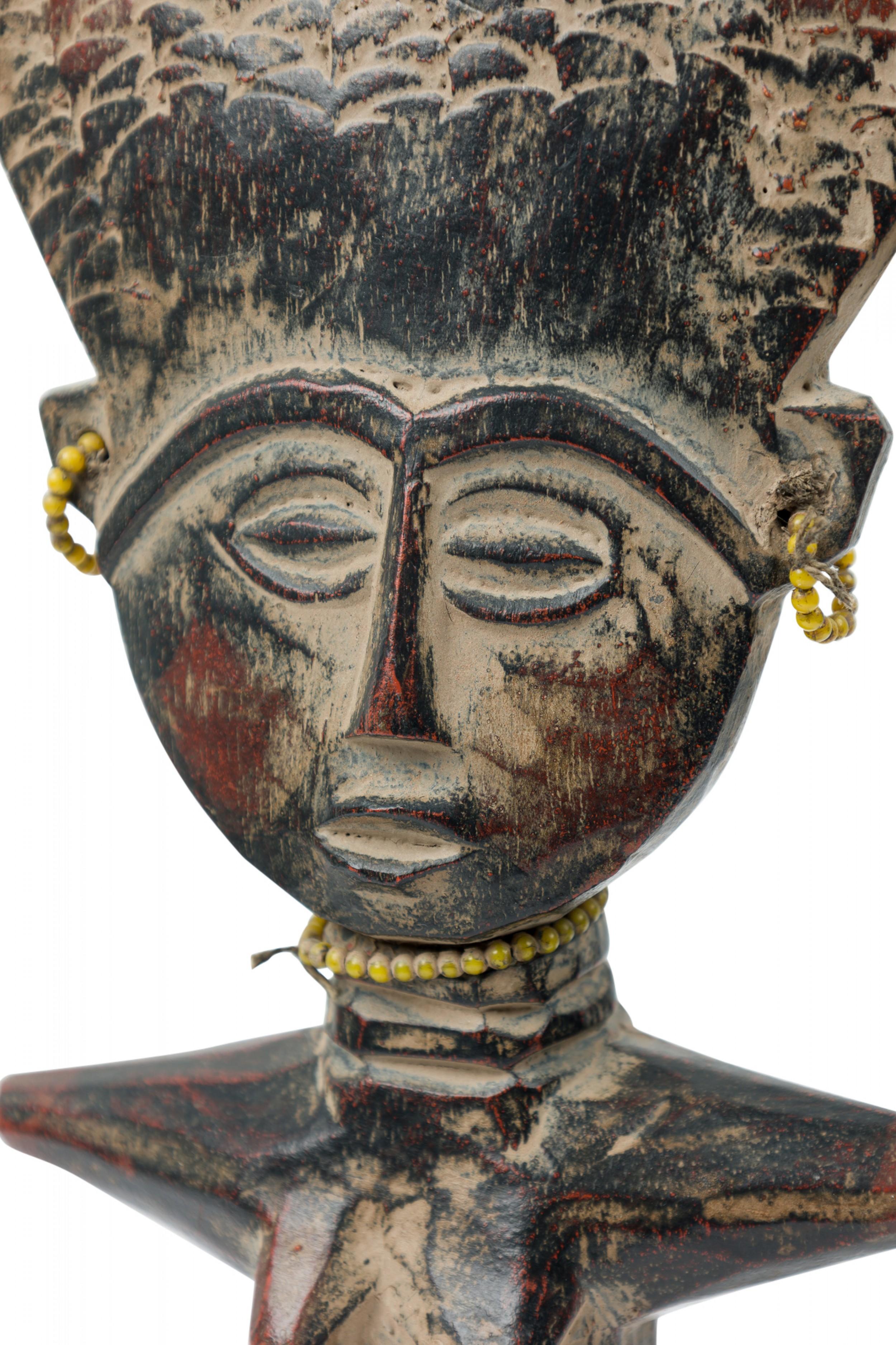 Afrikanische Ghana Zeitgenössische geschnitzte Holz Ashanti Fruchtbarkeit Puppe (Asche) im Angebot