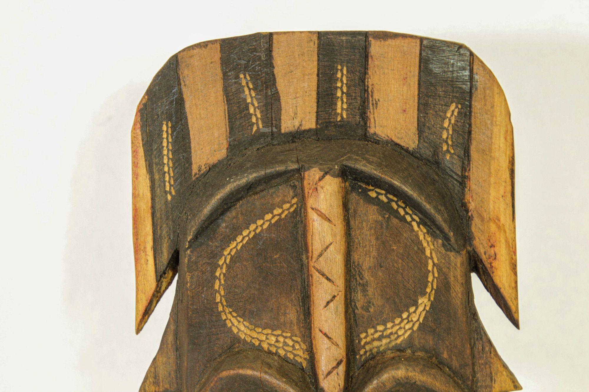 Escultura máscara decorativa africana vintage de madera.
Máscara africana tallada a mano procedente de Ghana.
Escultura decorativa africana en forma de máscara de pared, tallada a mano en madera de sese con intrincados dibujos.
La máscara africana