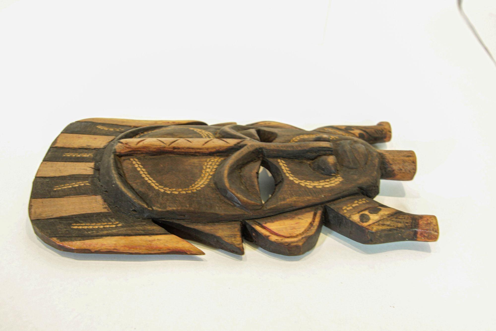Máscara decorativa de madera africana de Ghana Escultura de pared Tallado a mano en venta