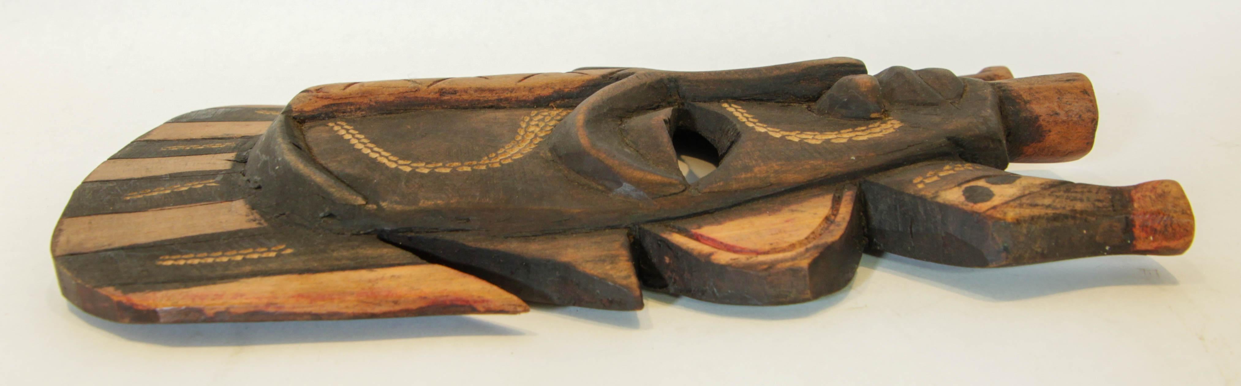 Máscara decorativa de madera africana de Ghana Escultura de pared en Bueno estado para la venta en North Hollywood, CA