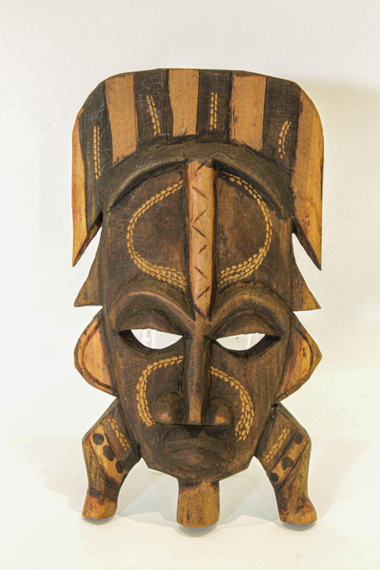Máscara decorativa de madera africana de Ghana Escultura de pared siglo XX en venta