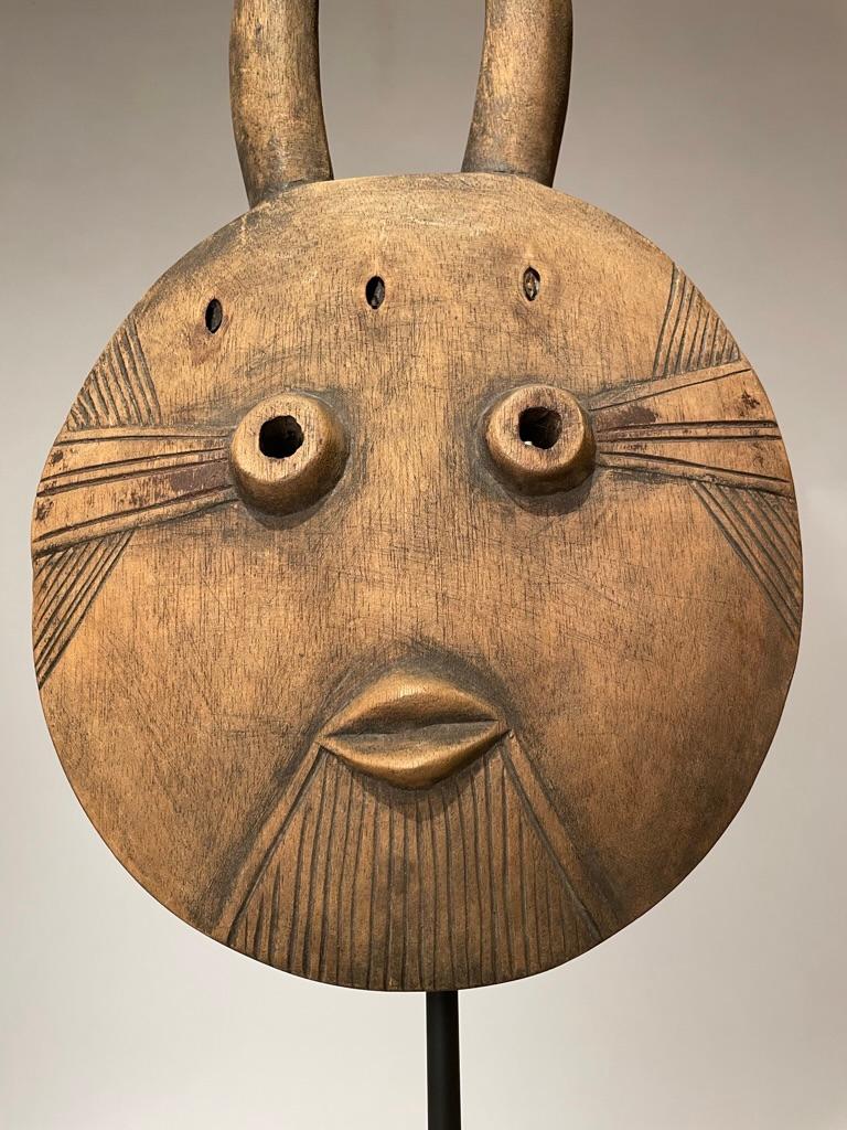 Sculpté à la main Masque tribal africain de style Goli monté sur une base en acier personnalisée en vente