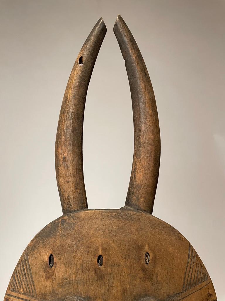 Masque tribal africain de style Goli monté sur une base en acier personnalisée Bon état - En vente à Stamford, CT