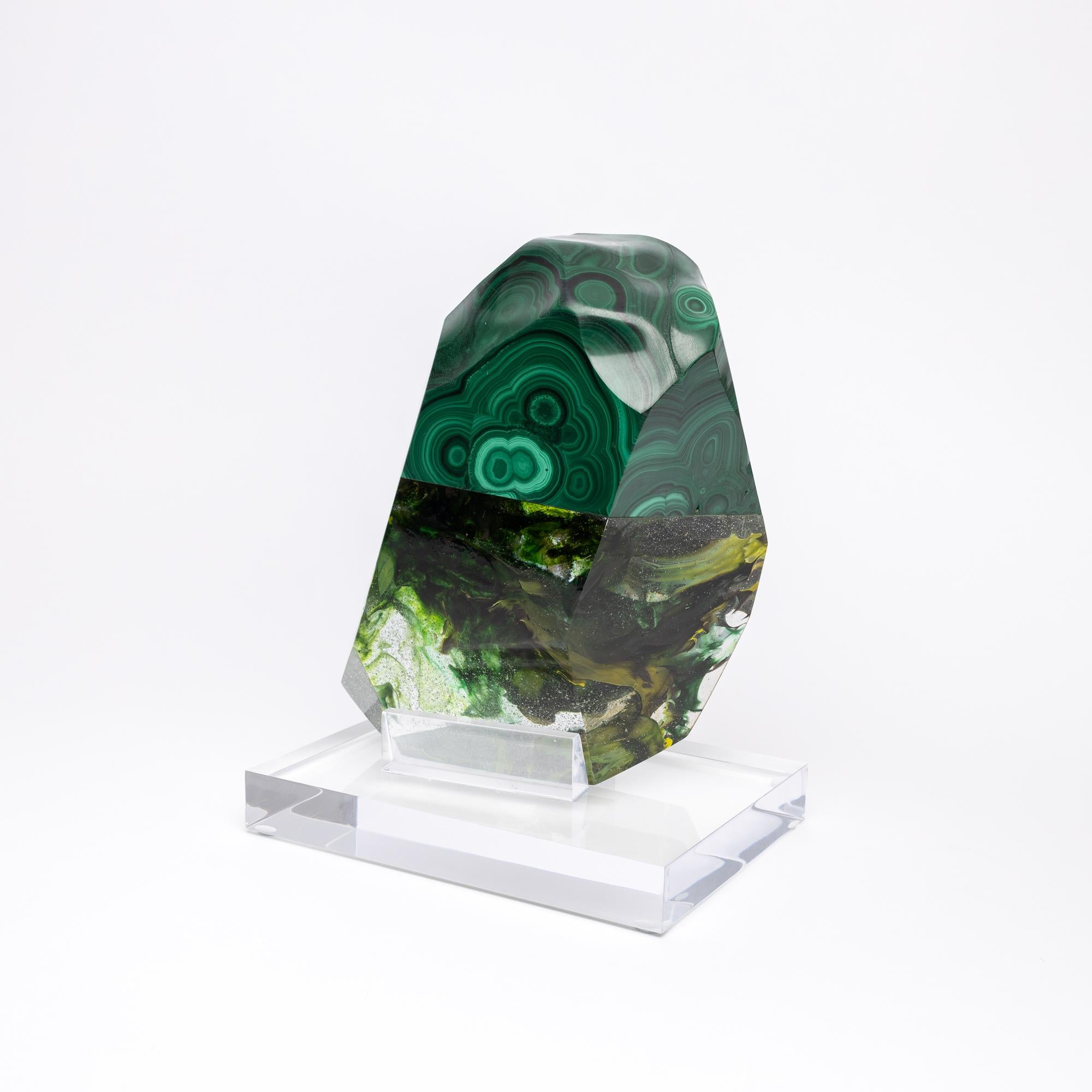 Malachite Sculpture en forme de verre en malachite verte africaine et teintes vertes organiques en vente