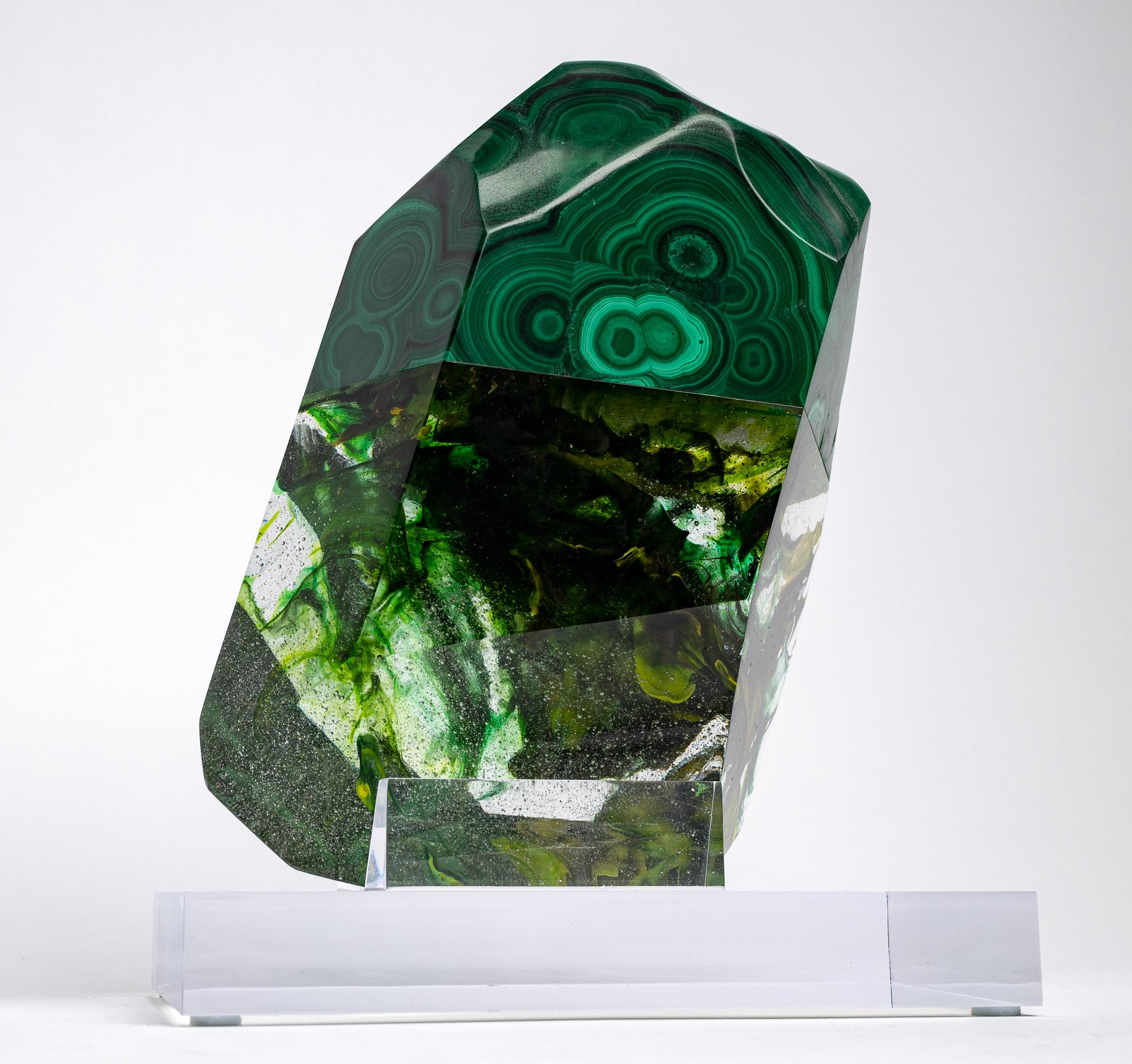 Sculpture en forme de verre en malachite verte africaine et teintes vertes organiques en vente 3
