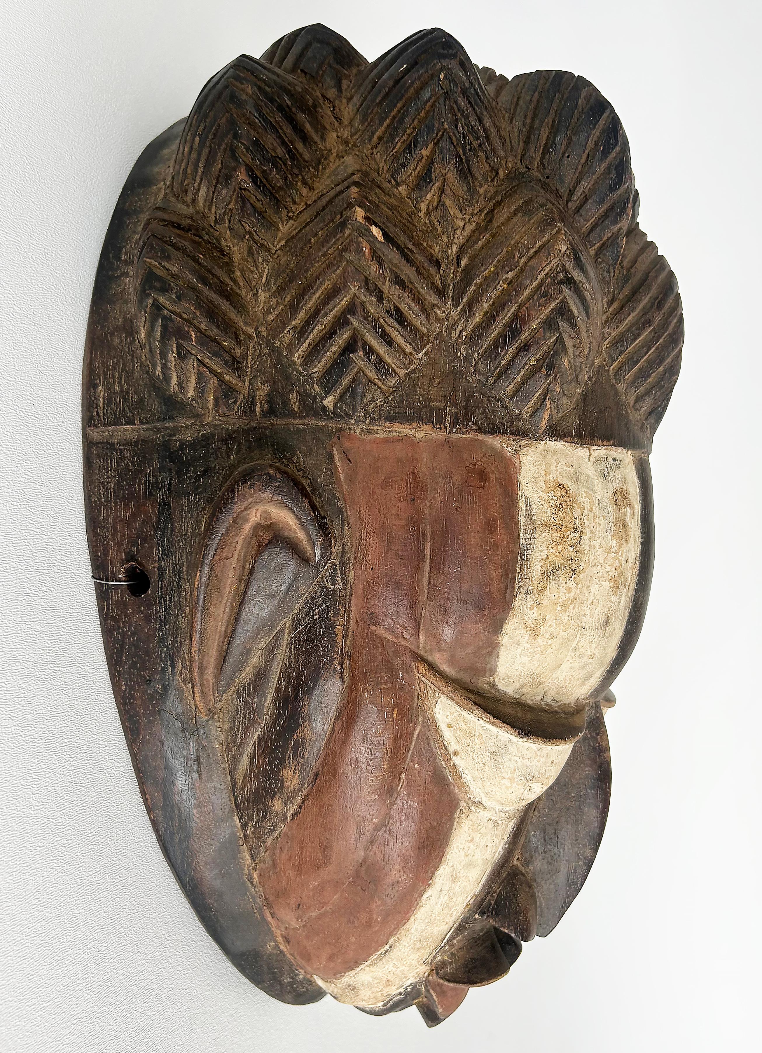 Afrikanische handgeschnitzte Ahnenmaske für lebende Geister, Kongolesen (Stammeskunst) im Angebot