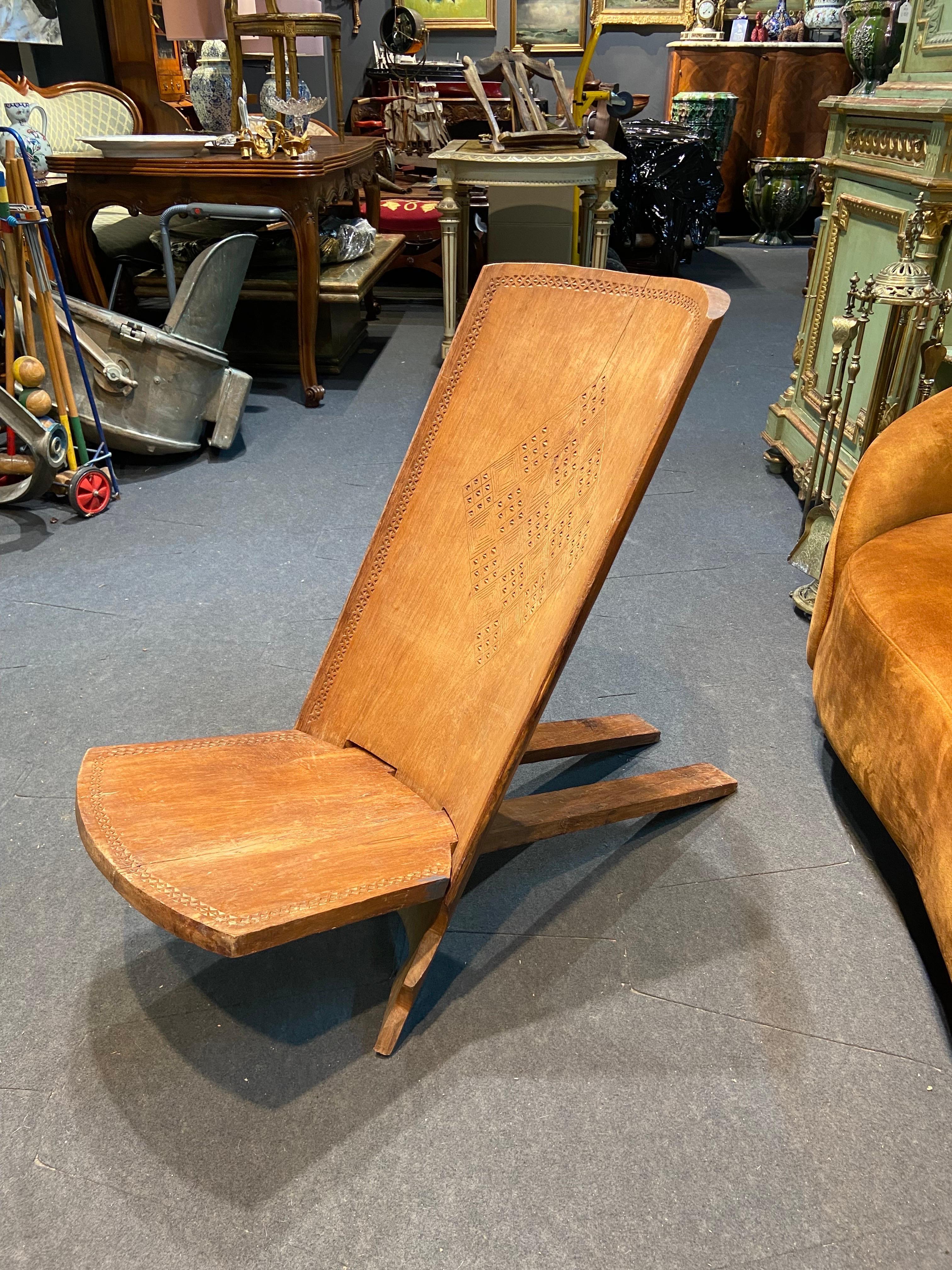 Cette chaise pliante est fabriquée en bois massif et peut être facilement démontée en deux parties. Ce modèle est connu sous le nom de 