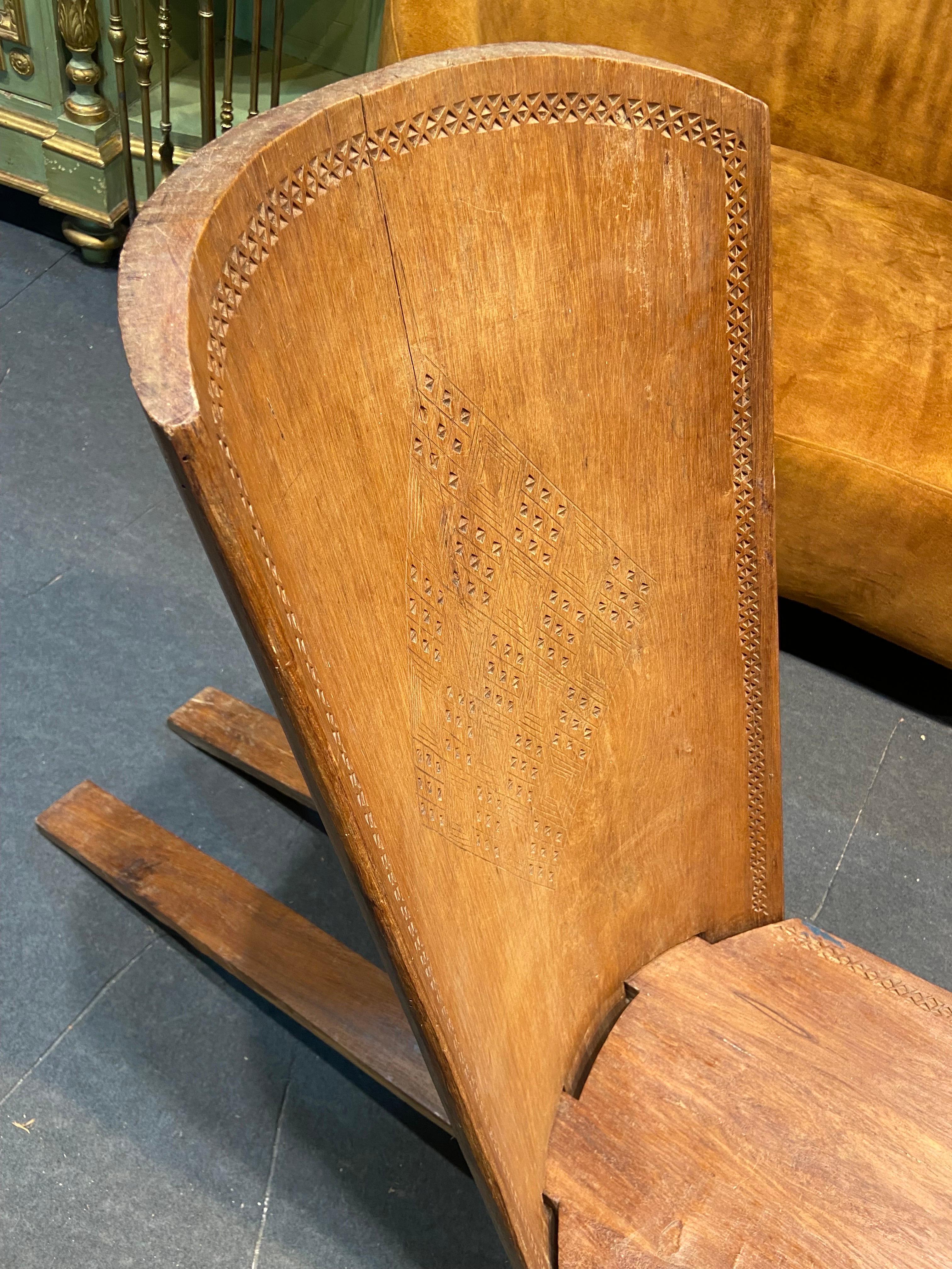 20. Jahrhundert Handgeschnitzter klappbarer Palaver-Holzstuhl im afrikanischen Stil, um 1930 (Französisch) im Angebot