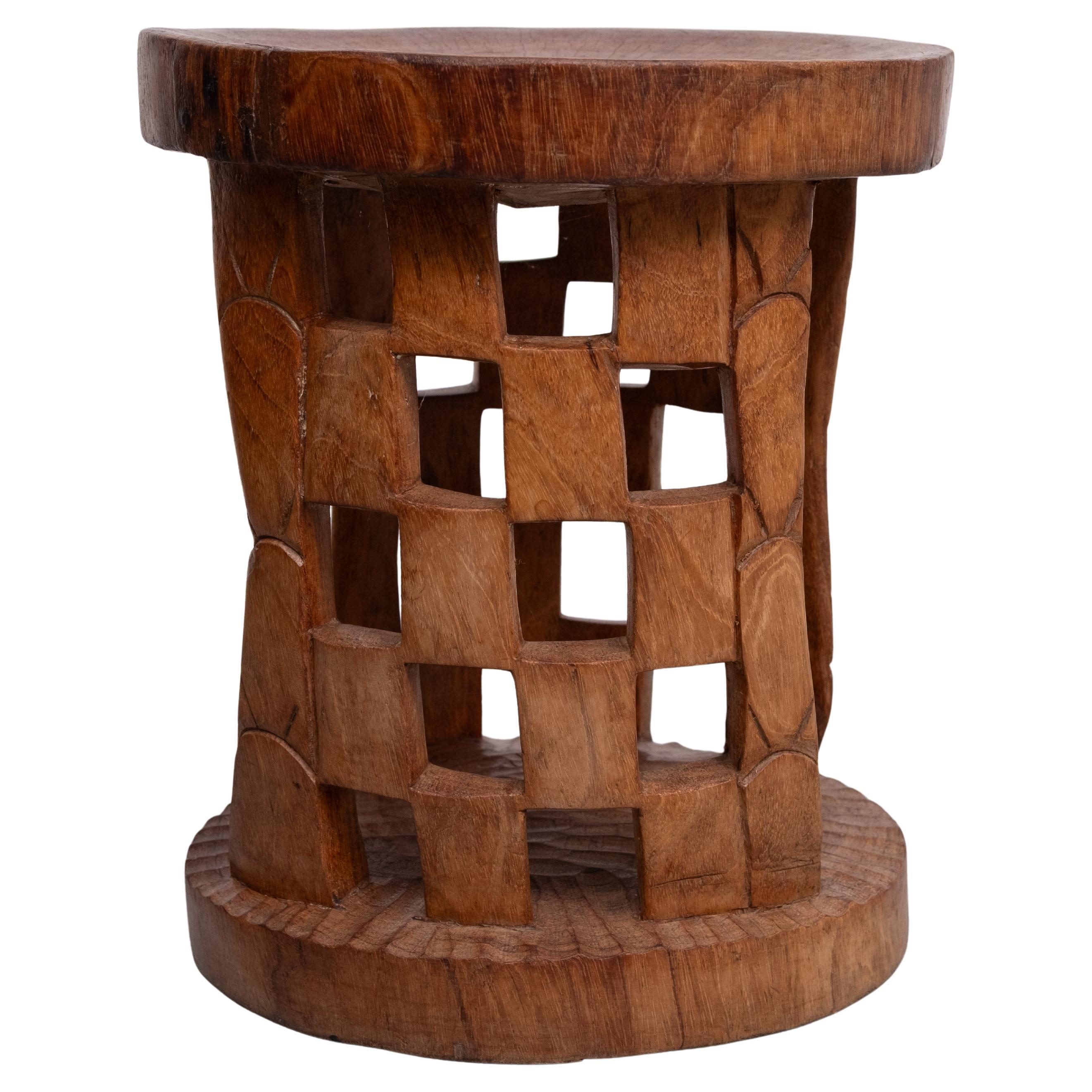 

Diese  Der Hocker wurde in den 1950er Jahren in Afrika hergestellt. Die aus einem einzigen Stück Holz handgeschnitzten Hocker verfügen über einen durchbrochenen Sockel und eine runde Sitzfläche.

Verleihen Sie Ihrer Einrichtung Charakter mit