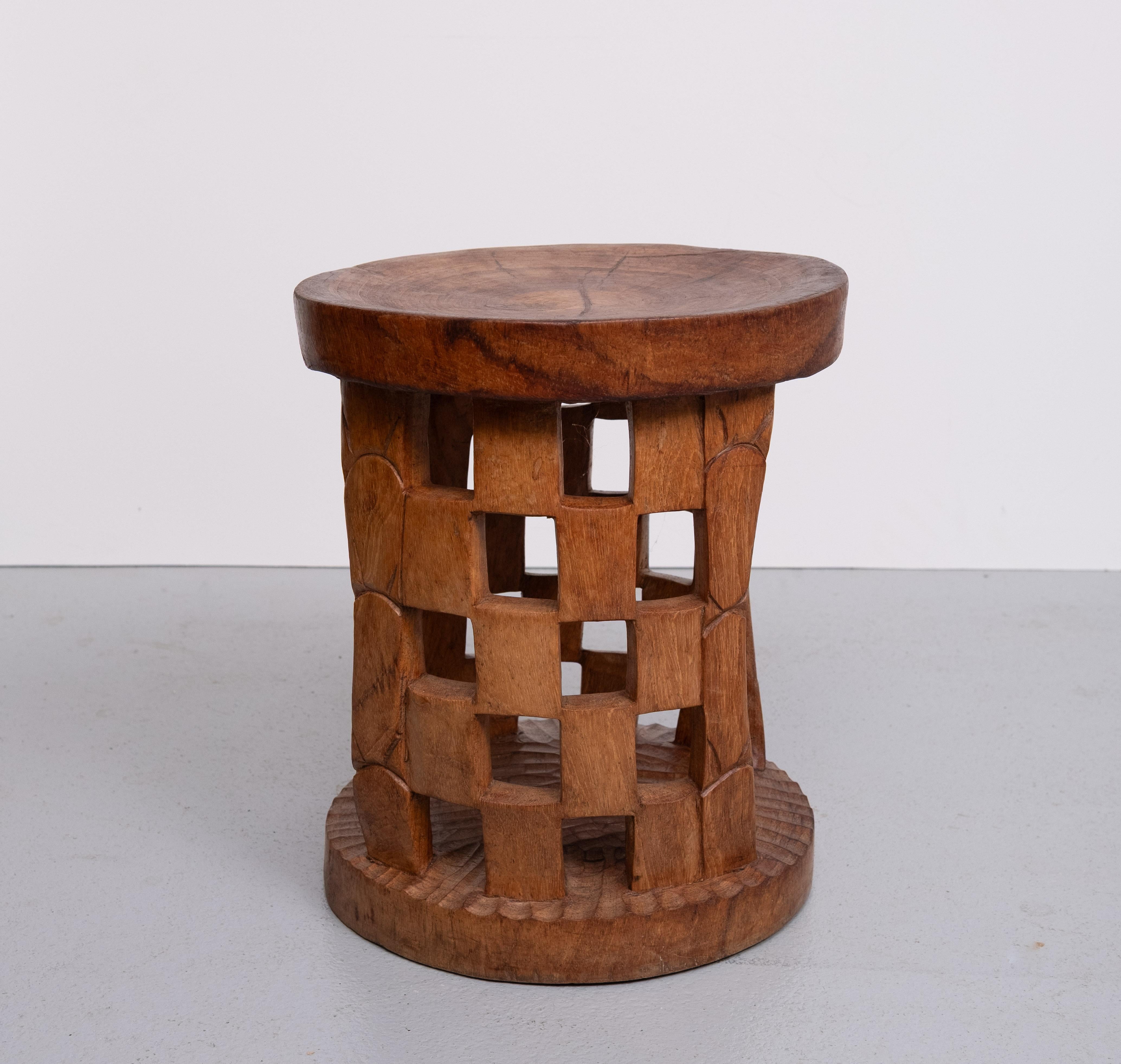 Afrikanischer handgeschnitzter Hocker Kamerun 1950er Jahre (Primitiv) im Angebot