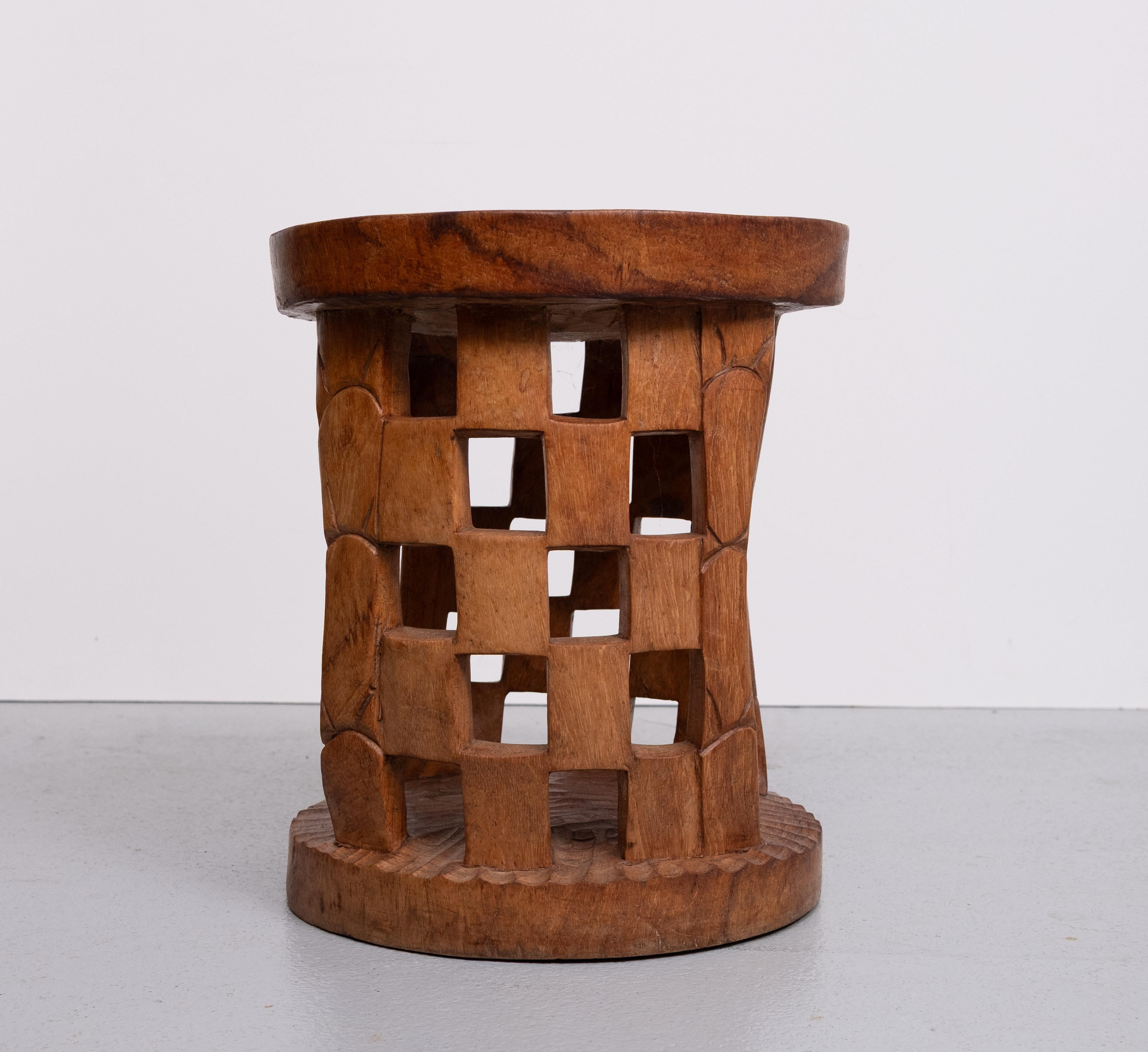 Afrikanischer handgeschnitzter Hocker Kamerun 1950er Jahre (Kamerunisch) im Angebot