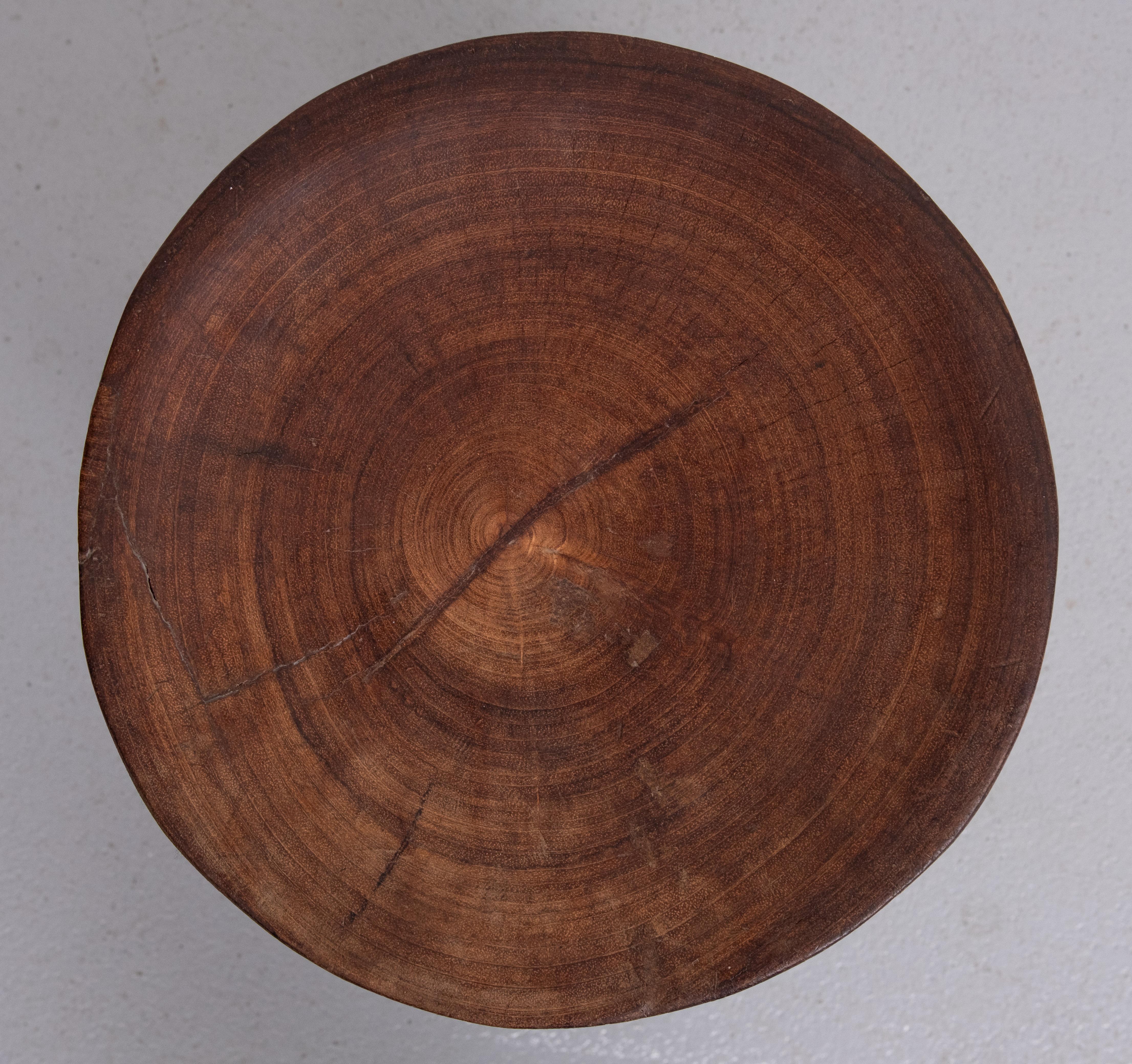 Afrikanischer handgeschnitzter Hocker Kamerun 1950er Jahre (Holz) im Angebot