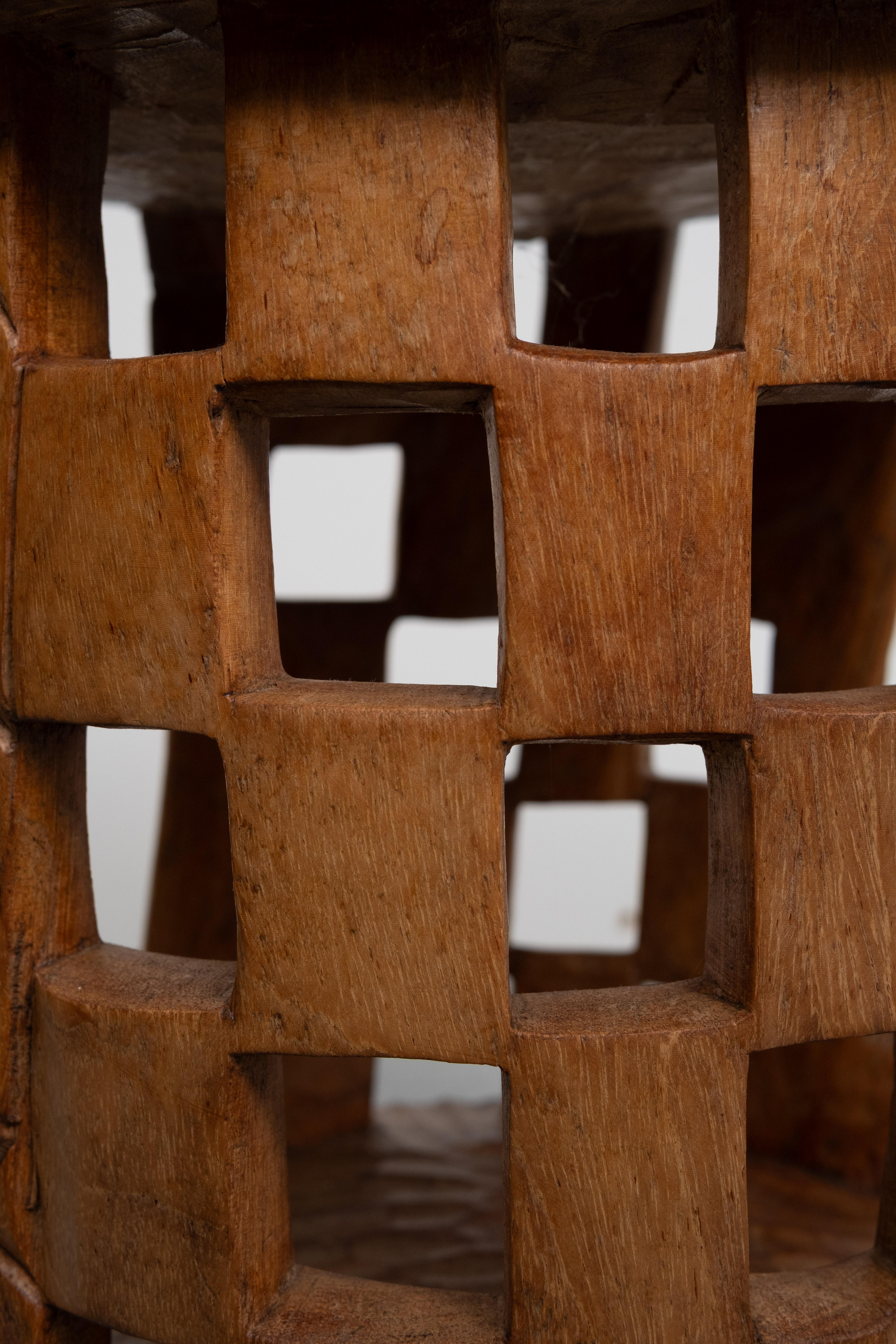 Afrikanischer handgeschnitzter Hocker Kamerun 1950er Jahre im Angebot 1