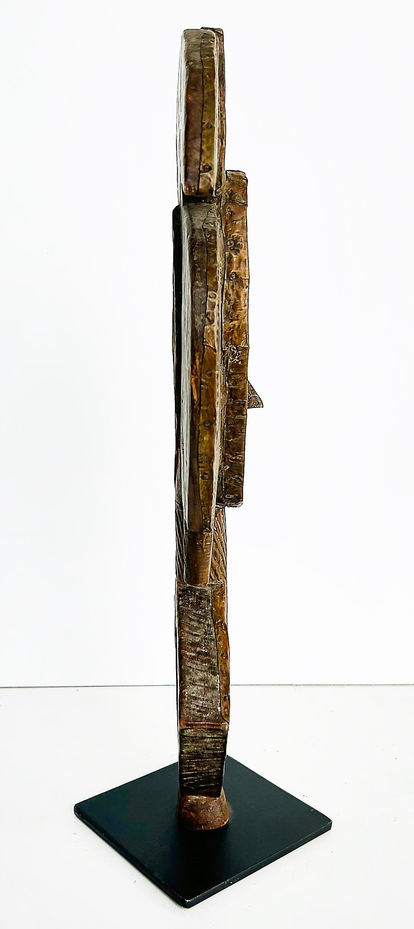 African Hand-Carved Wood Decorative Figurative Reliquary from Gabon 20th Century In Good Condition In Miami, FL