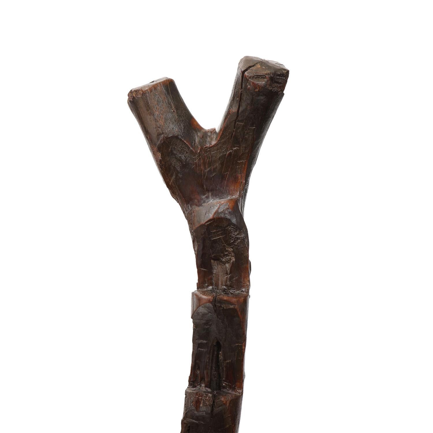 Afrikanische handgeschnitzte Holzleiter-Skulptur aus Holz, 20. Jahrhundert (Stammeskunst) im Angebot