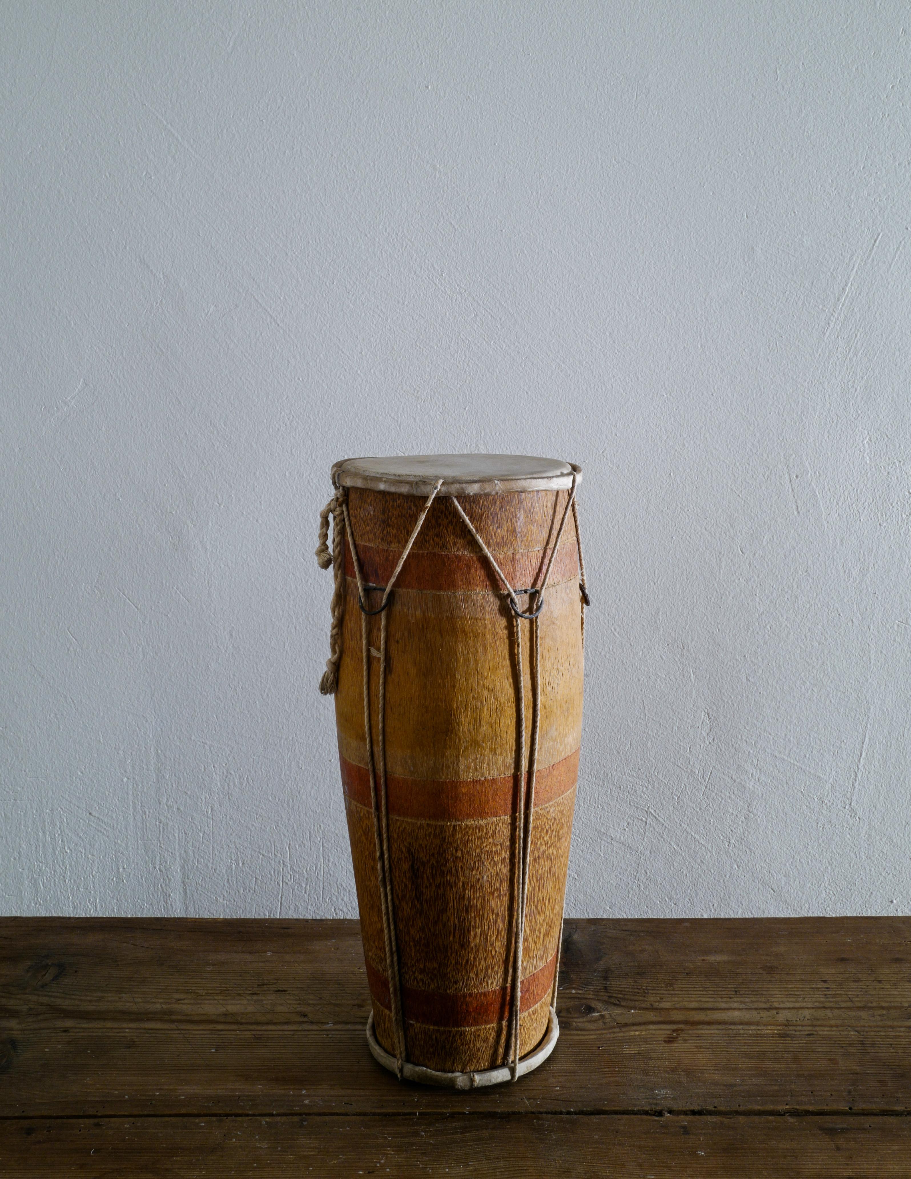Rare and beautiful handmade drum in painted wood and hide produced i Africa in the early 1900s / 20th century. In good vintage and original condition. Very decorative and genuine.