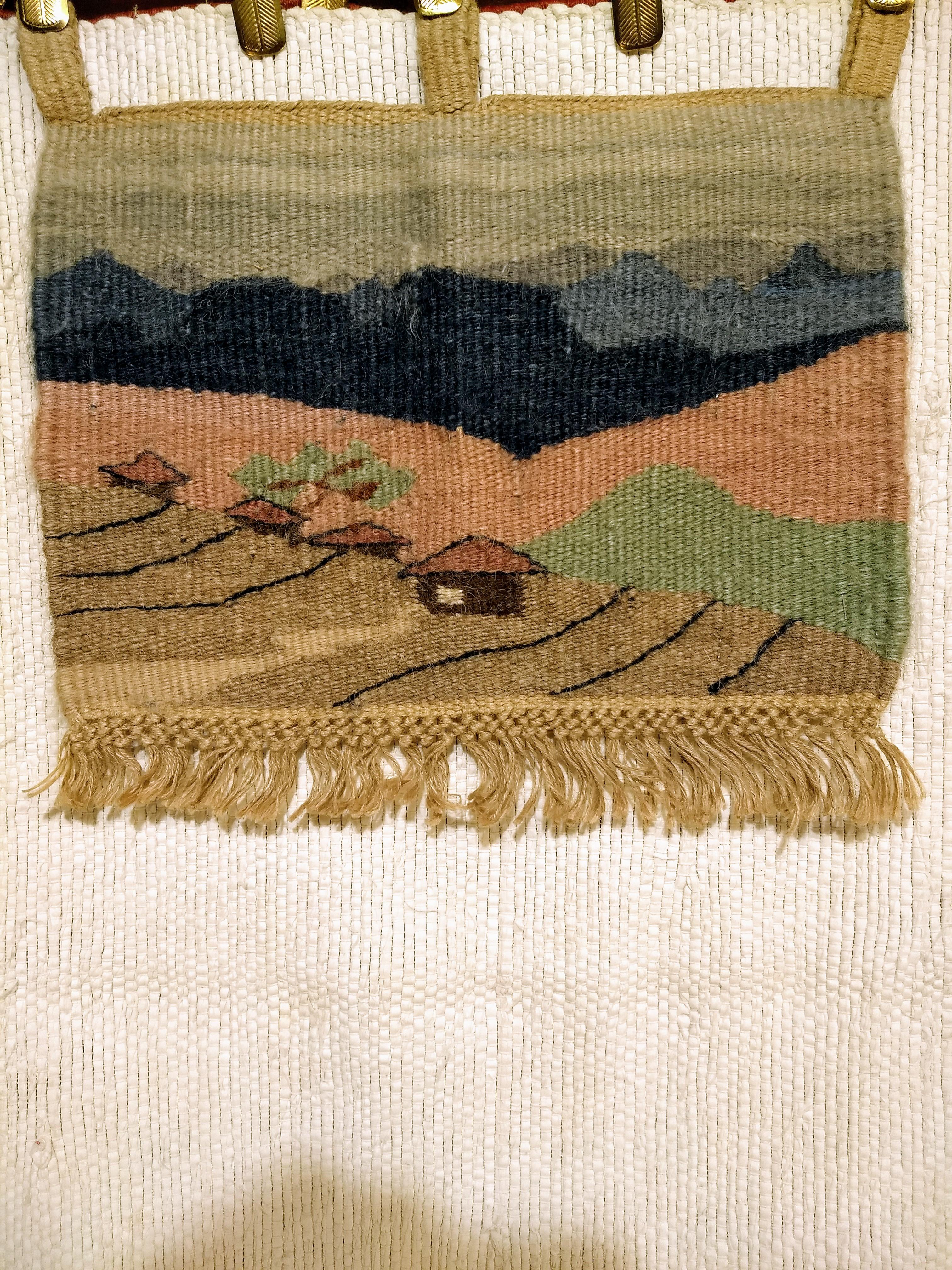 Afrikanischer handgewebter Wandteppich im Vintage-Stil mit Dorf- und Berglandschaft  (Lesothisch) im Angebot