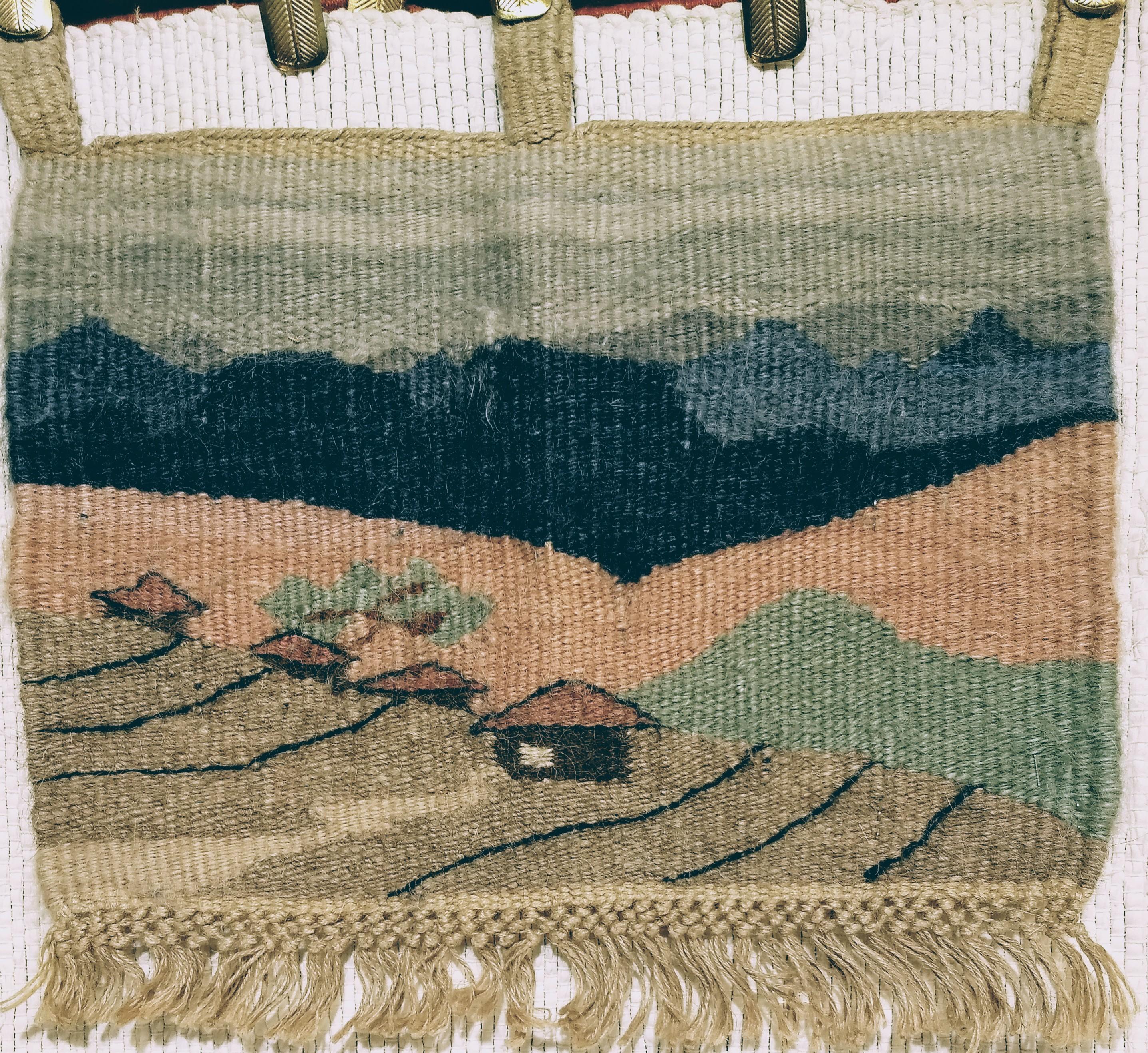 Afrikanischer handgewebter Wandteppich im Vintage-Stil mit Dorf- und Berglandschaft  (Pflanzlich gefärbt) im Angebot