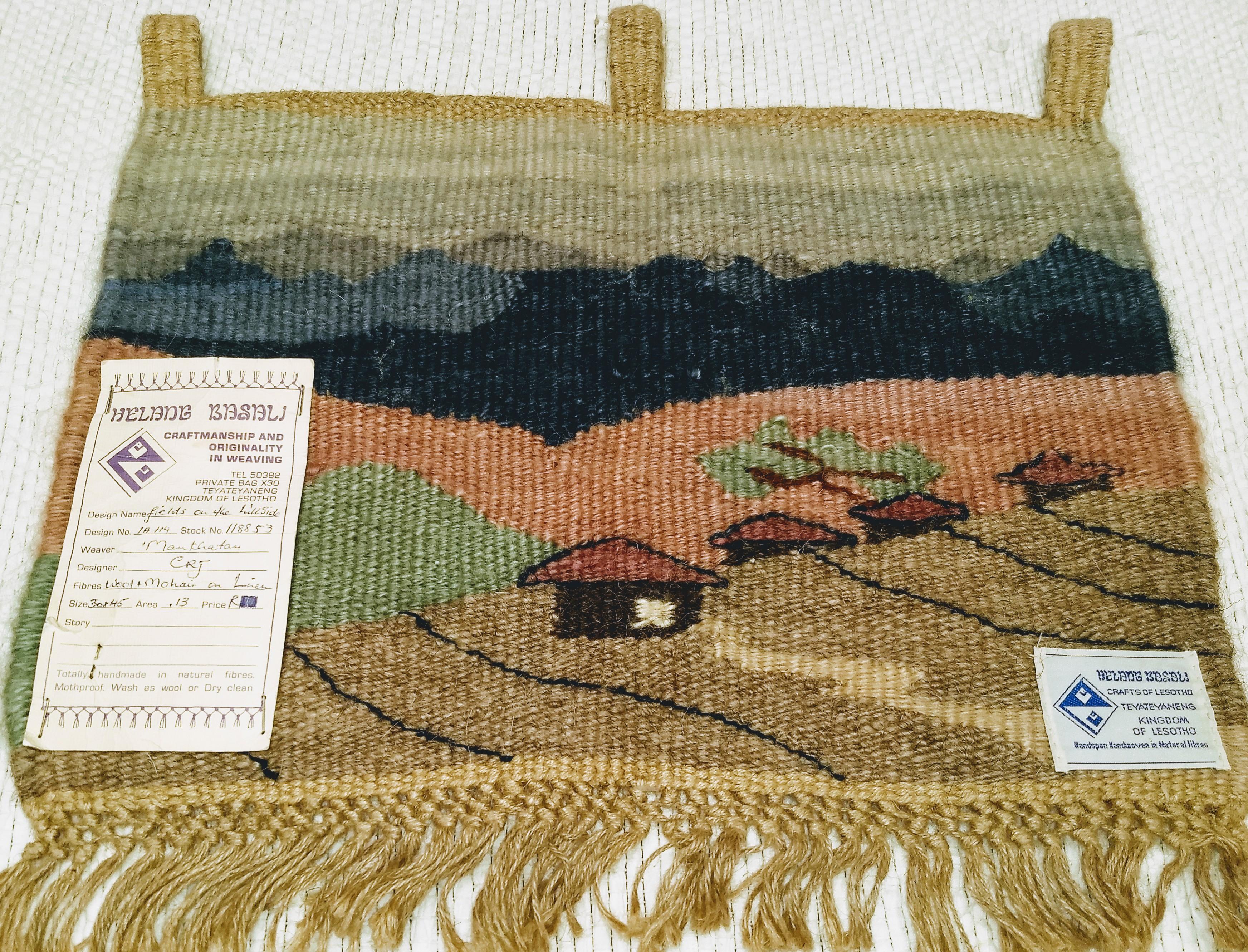 Afrikanischer handgewebter Wandteppich im Vintage-Stil mit Dorf- und Berglandschaft  im Zustand „Gut“ im Angebot in Barrington, IL
