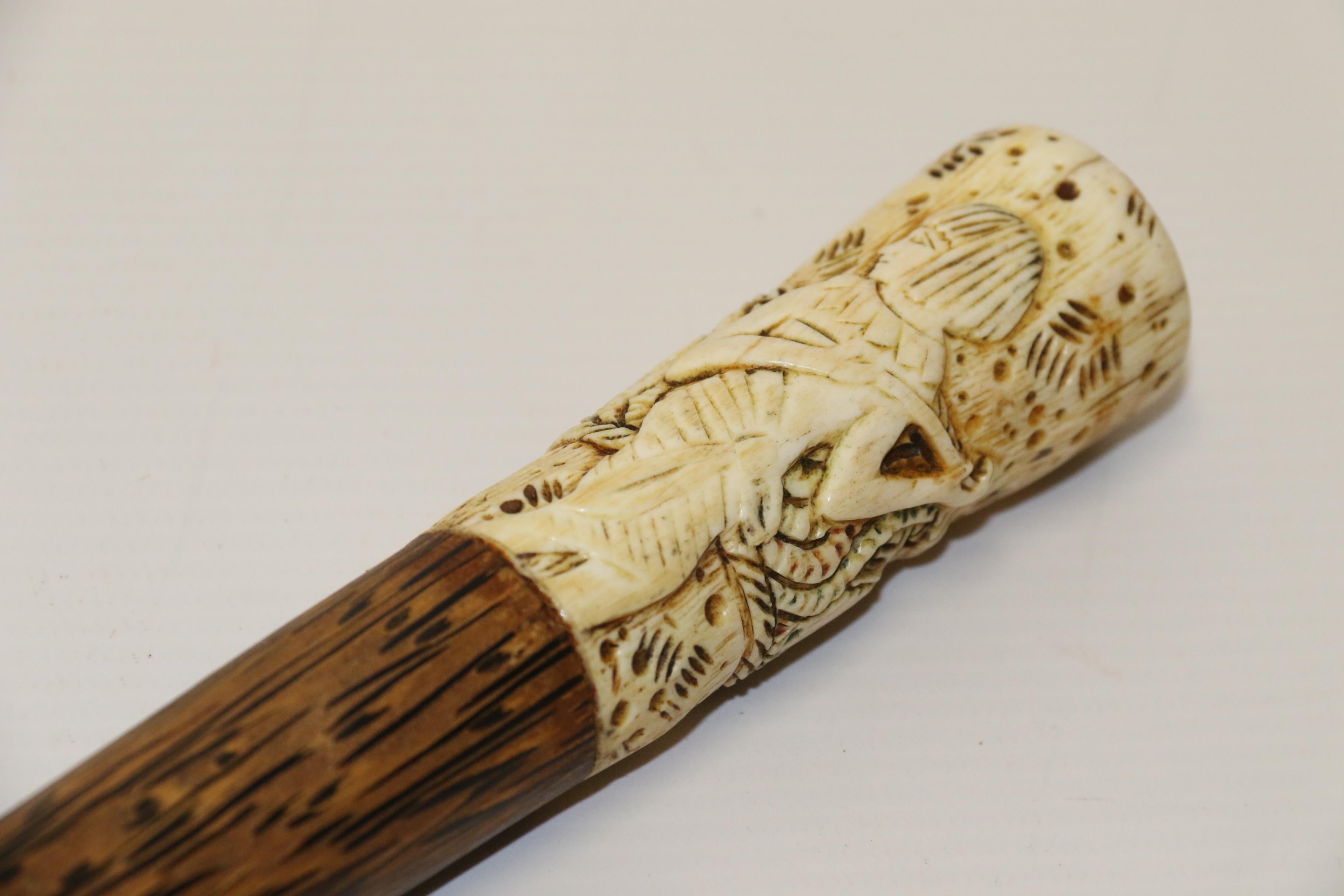 African Hardwood and Carved Bone Early 20th Century Walking Stick For Sale 4