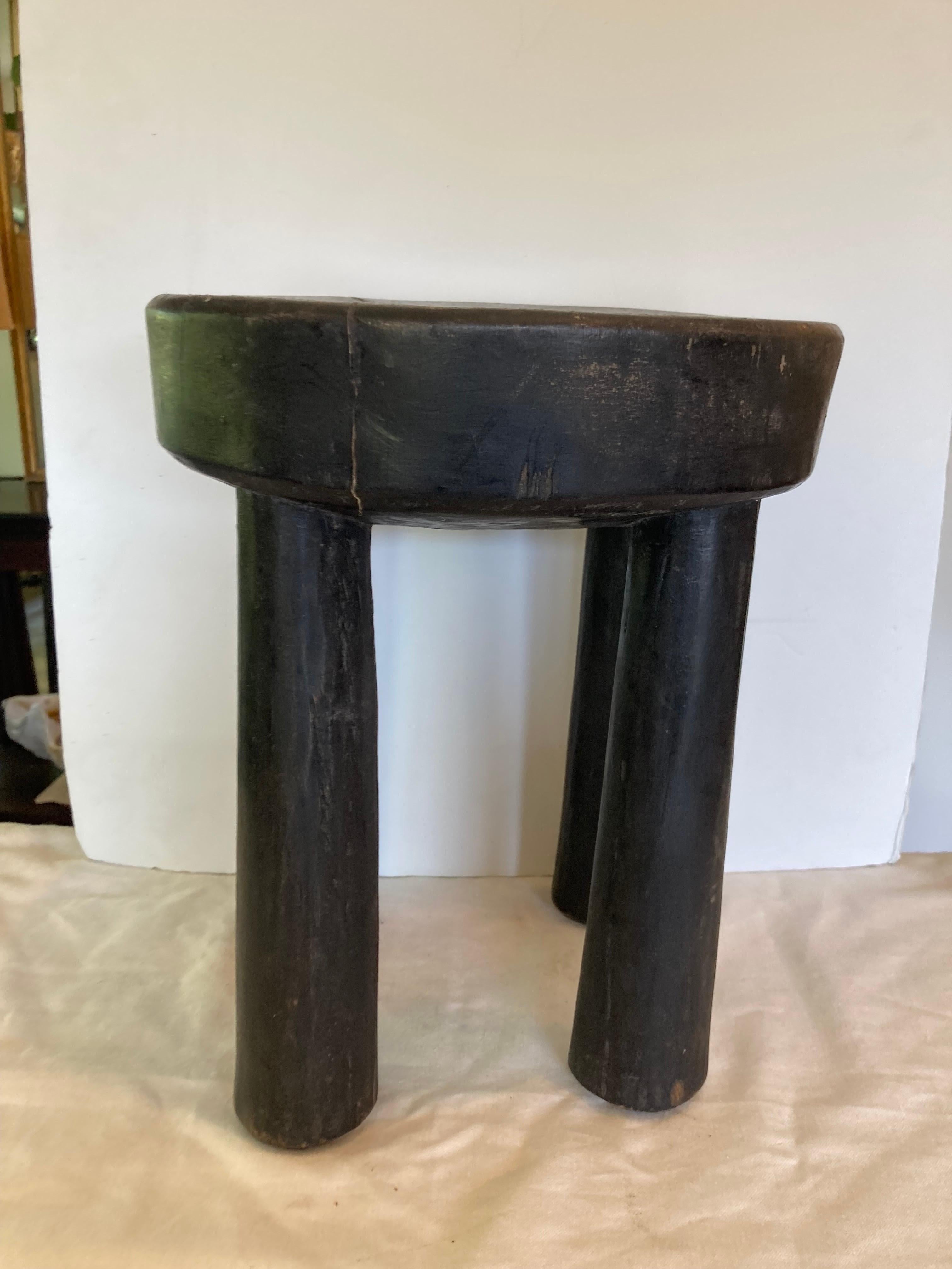 Afrikanischer Senufo-Hocker oder kleiner Tisch aus Hartholz (20. Jahrhundert) im Angebot