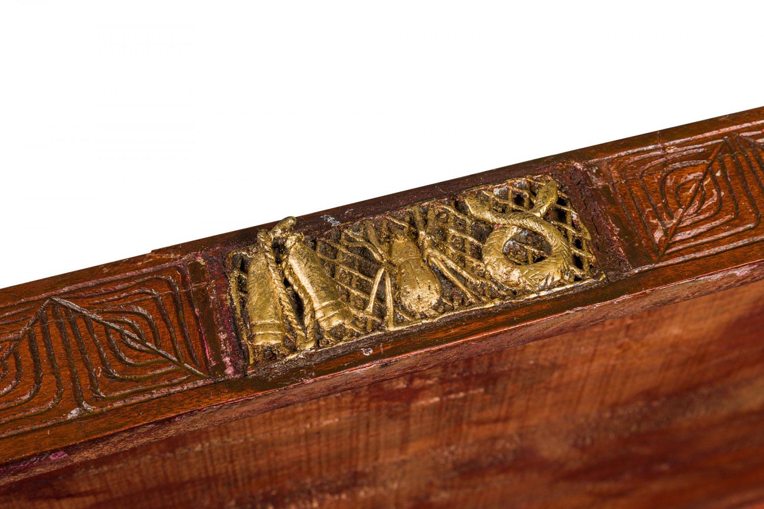 African Hinged Top Carved Wood and Brass Figural Chest in vendita 4