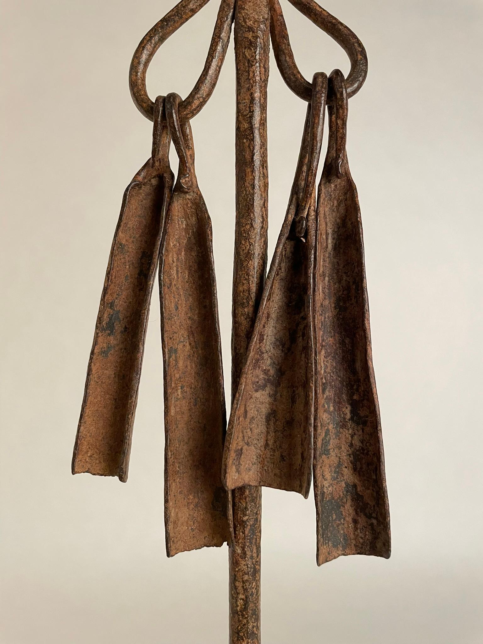 En fer africain en forme de lance monté sur une base en acier personnalisée  en vente 3