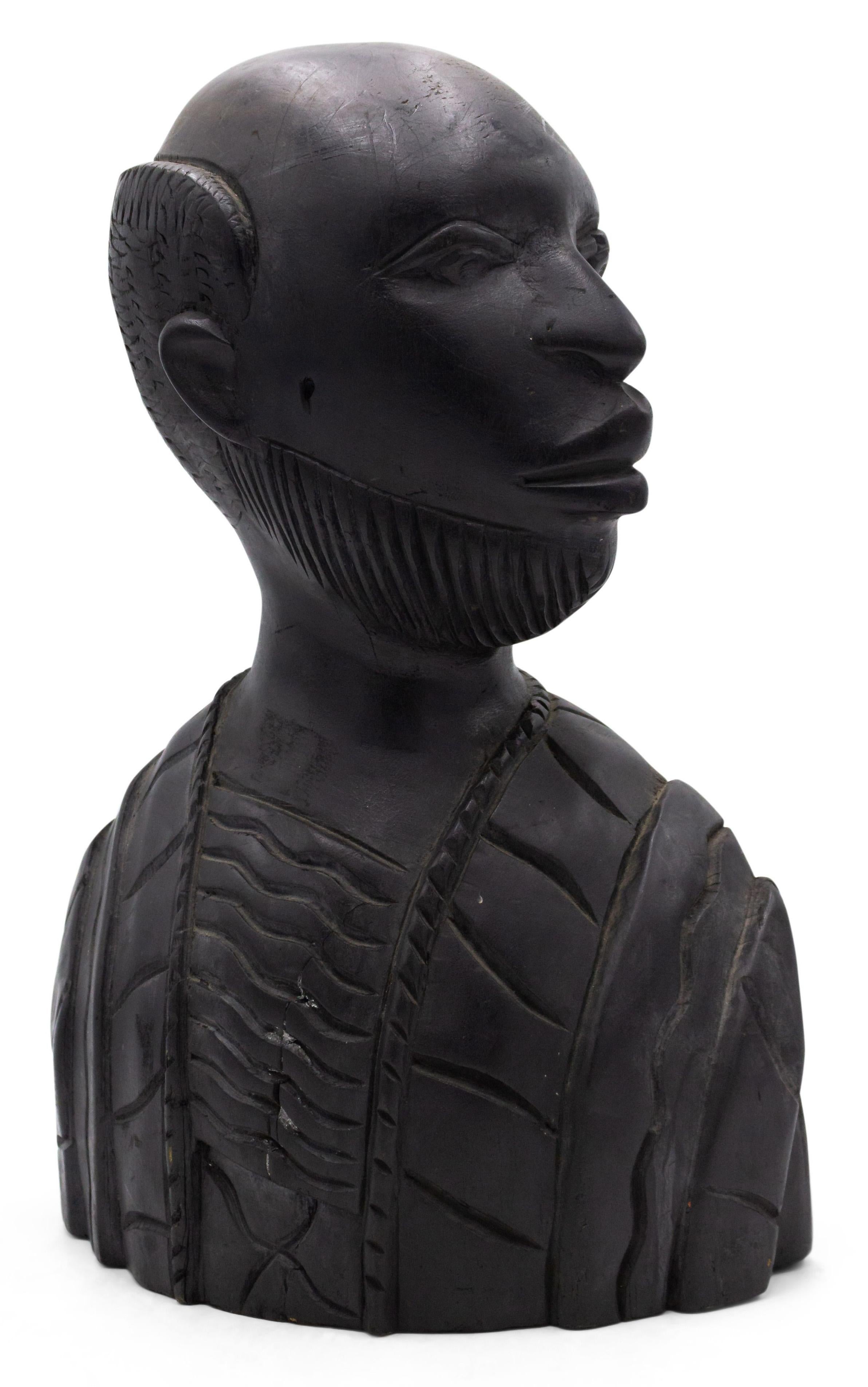 Buste en bois sculpté en fer africain d'un homme chauve
