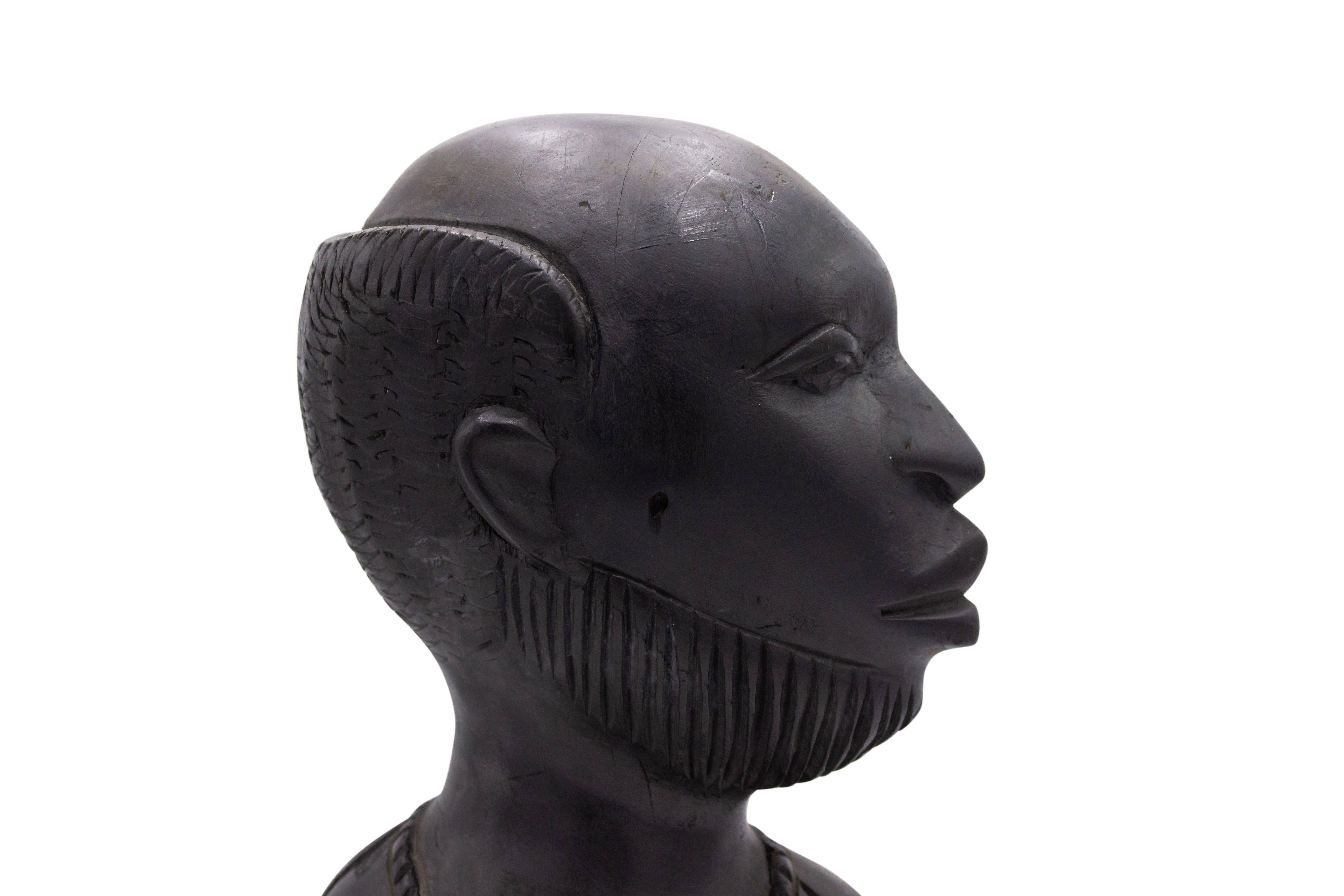 Africain Buste de l'homme de fer africain Wood Wood en vente
