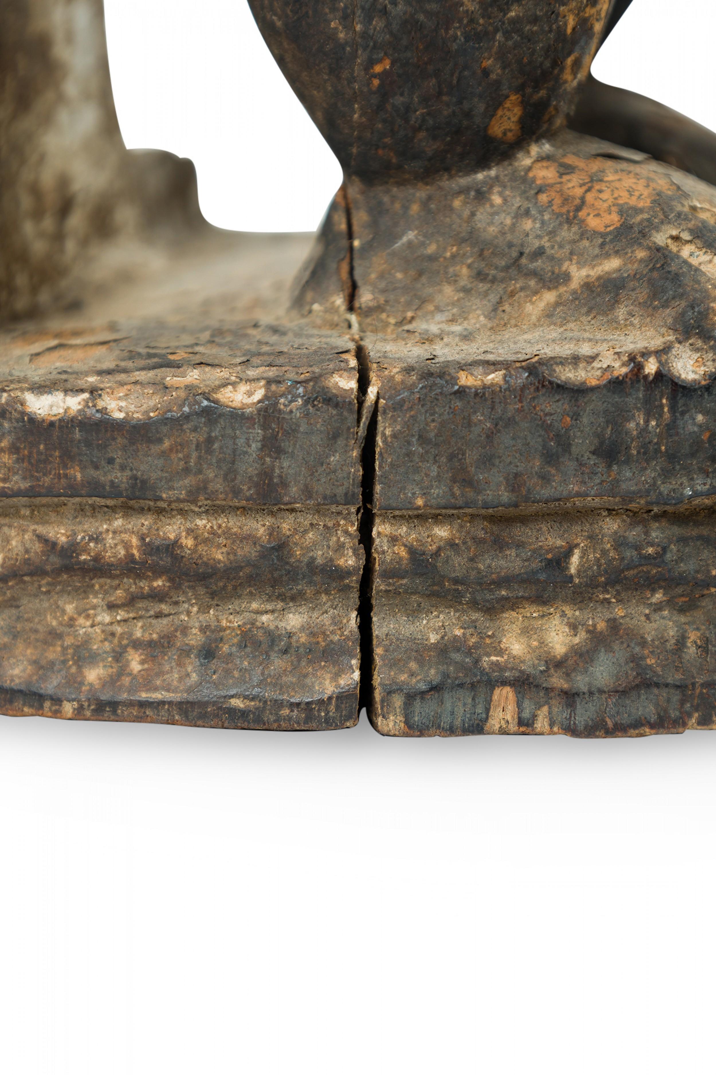 African Ivory Coast 20th Century Carved Wood Baule Diviner Seated Figure in vendita 2