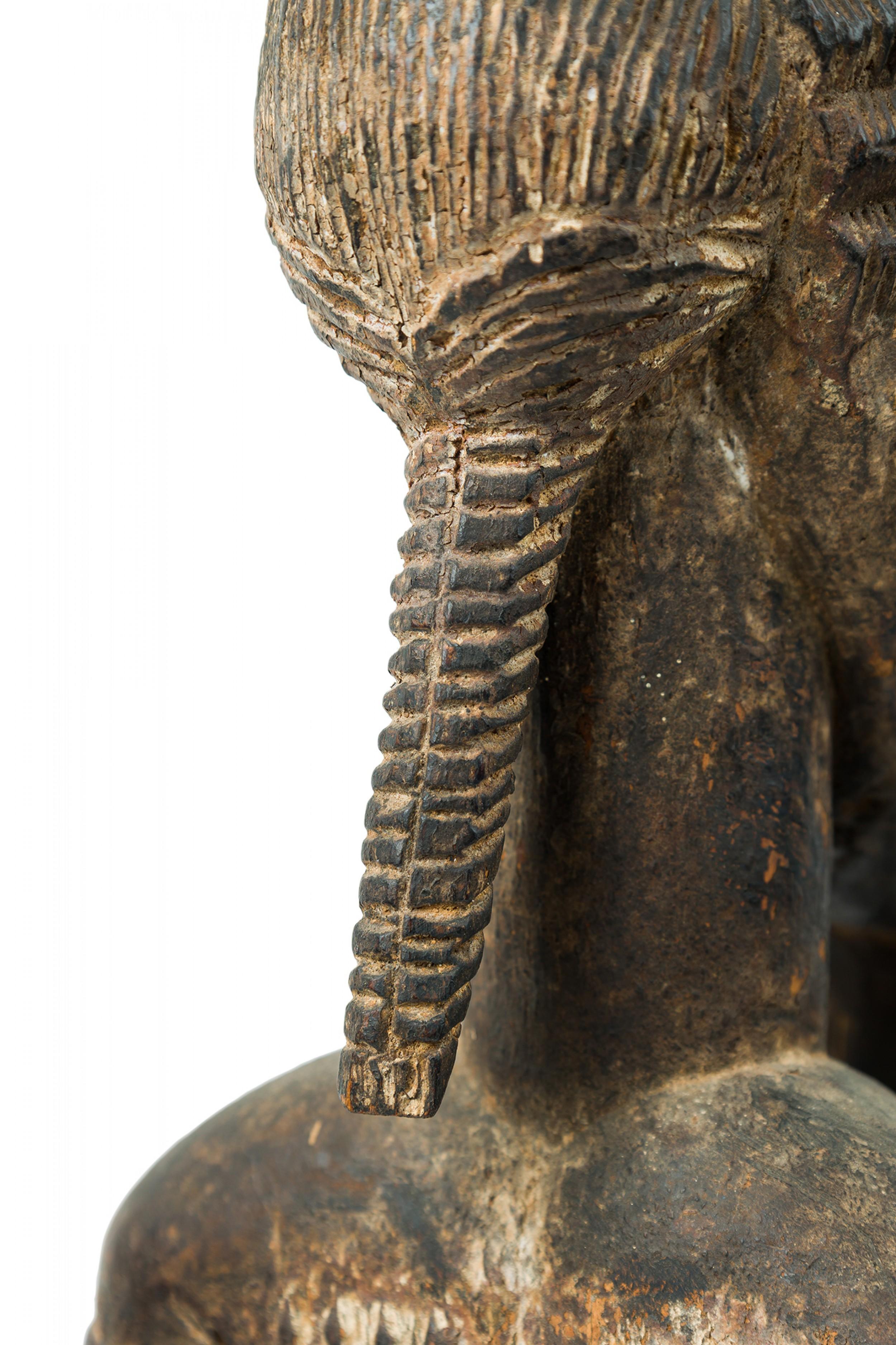 African Ivory Coast 20th Century Carved Wood Baule Diviner Seated Figure in vendita 3