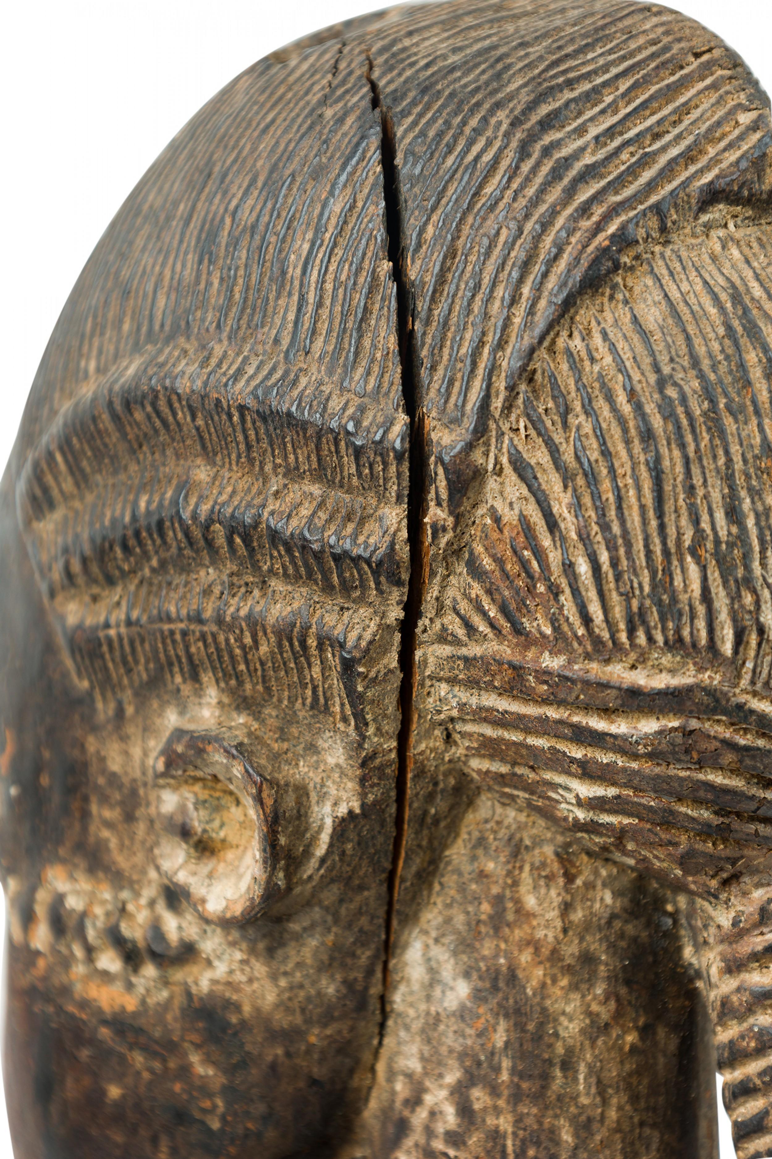 African Ivory Coast 20th Century Carved Wood Baule Diviner Seated Figure in vendita 4