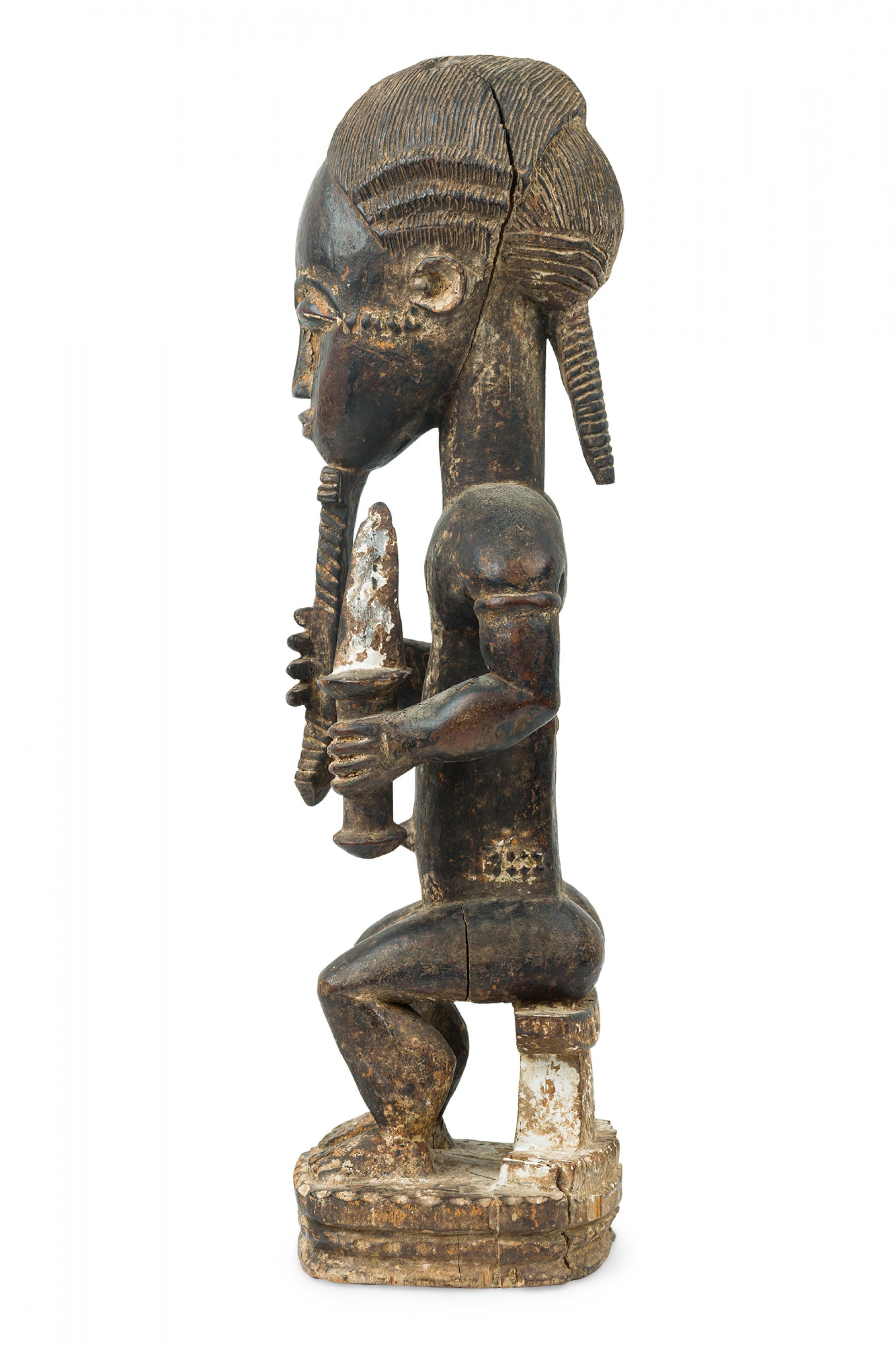 Tribale African Ivory Coast 20th Century Carved Wood Baule Diviner Seated Figure in vendita