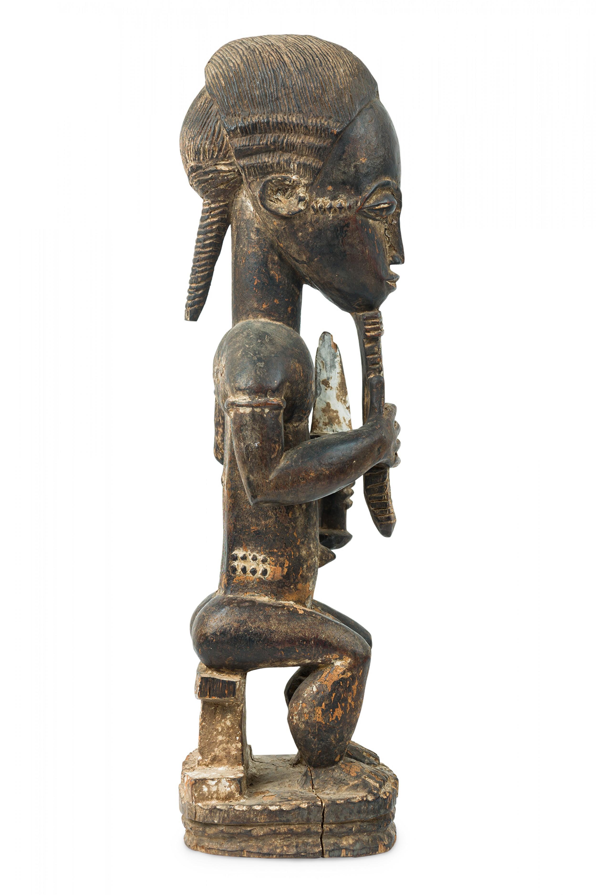 Intagliato African Ivory Coast 20th Century Carved Wood Baule Diviner Seated Figure in vendita