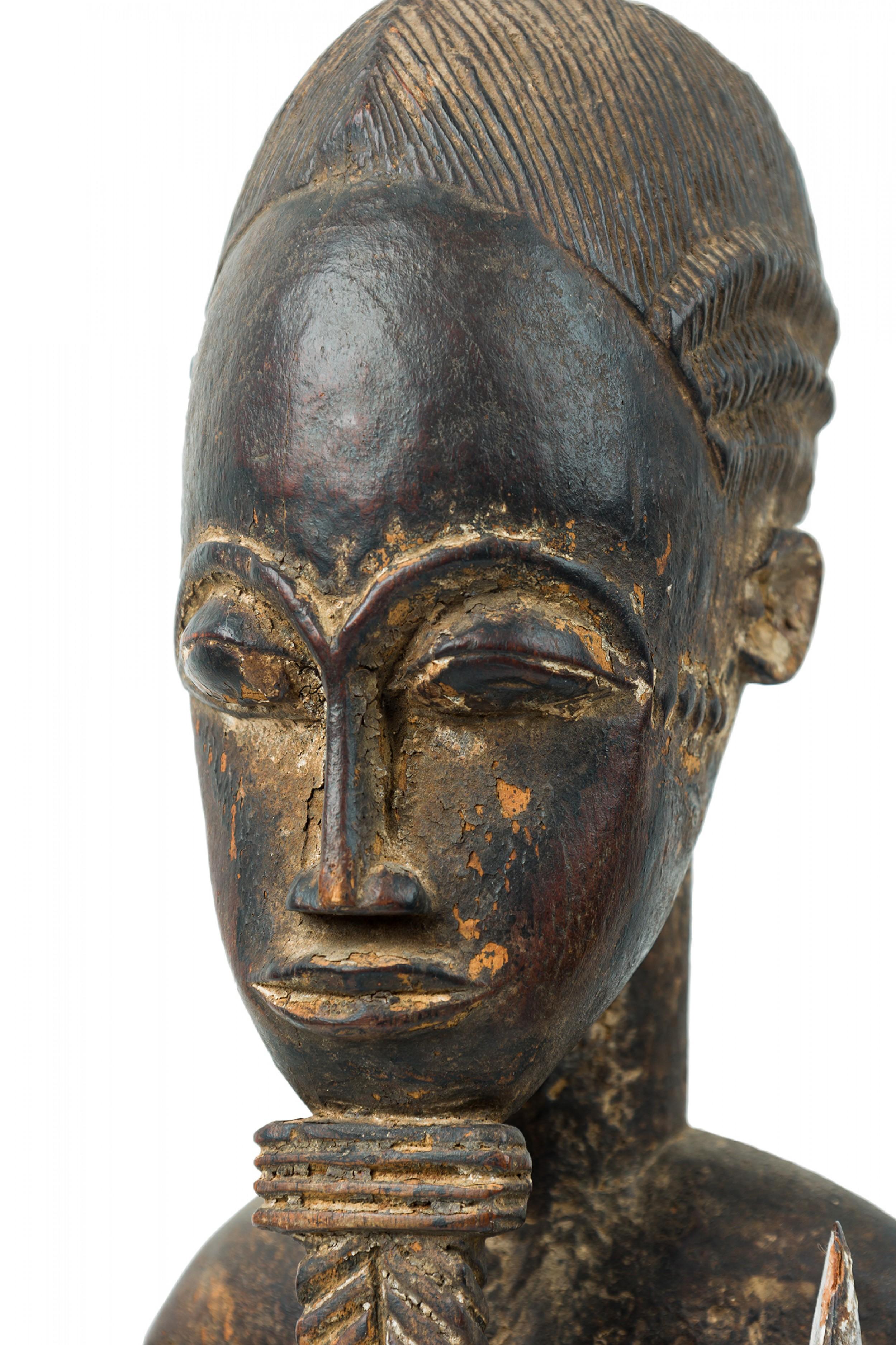 African Ivory Coast 20th Century Carved Wood Baule Diviner Seated Figure In condizioni buone in vendita a Queens, NY