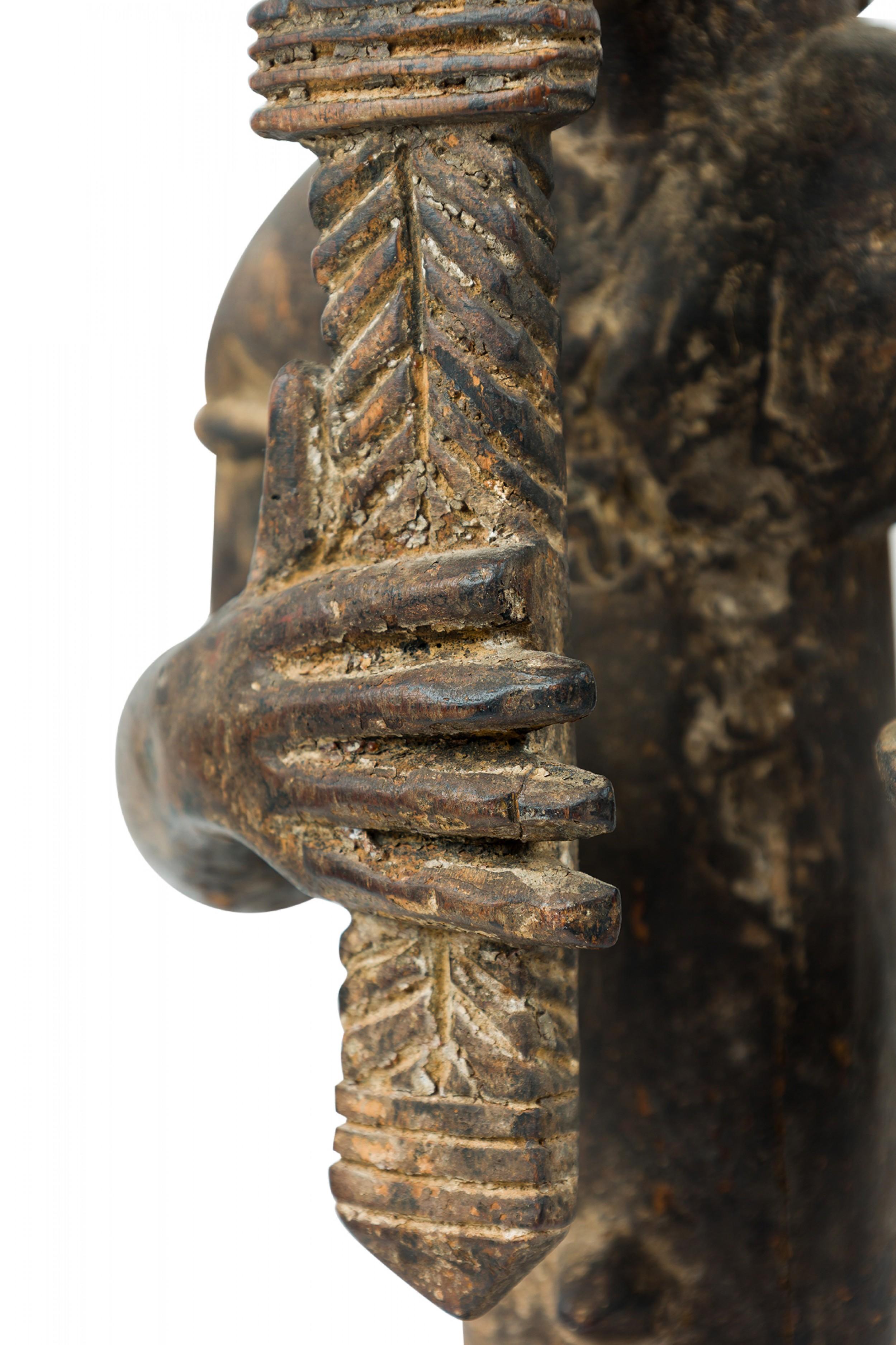 XX secolo African Ivory Coast 20th Century Carved Wood Baule Diviner Seated Figure in vendita